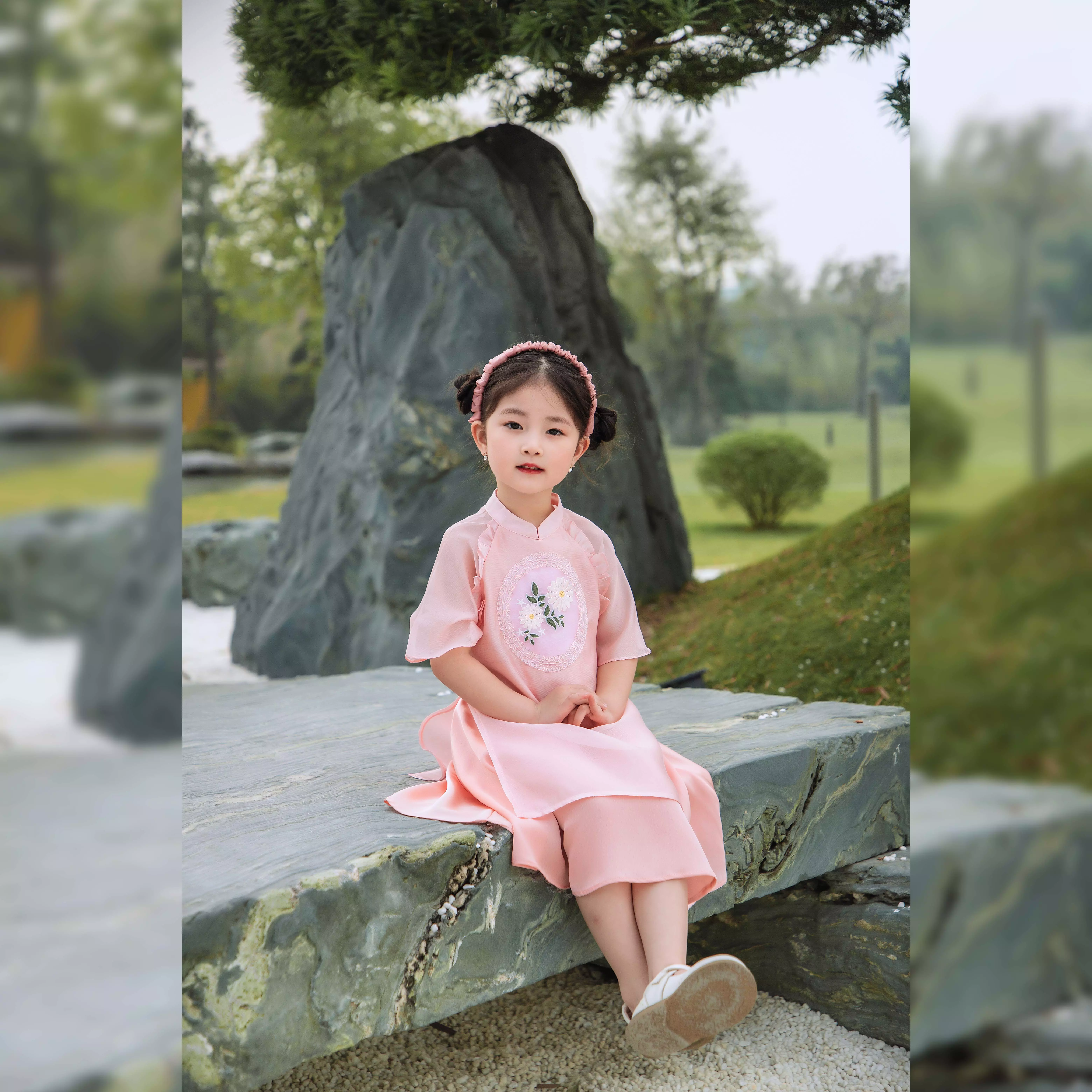 Áo dài đính thêu hoa ngực_thumbnail_1