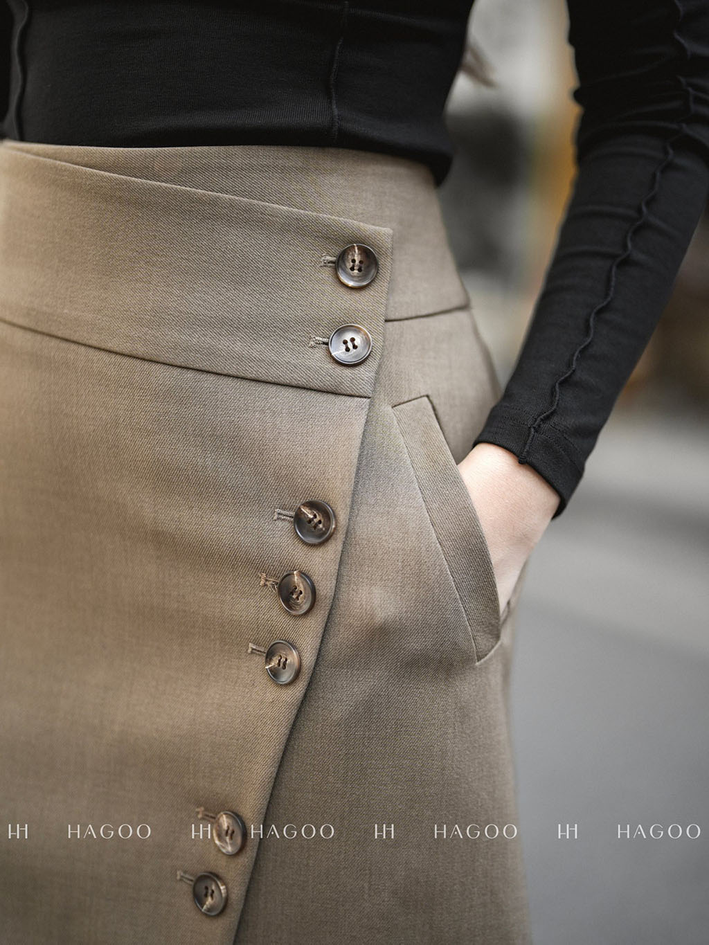 Chân váy vạt lệch khuy trang trí HAGOO_thumbnail_3