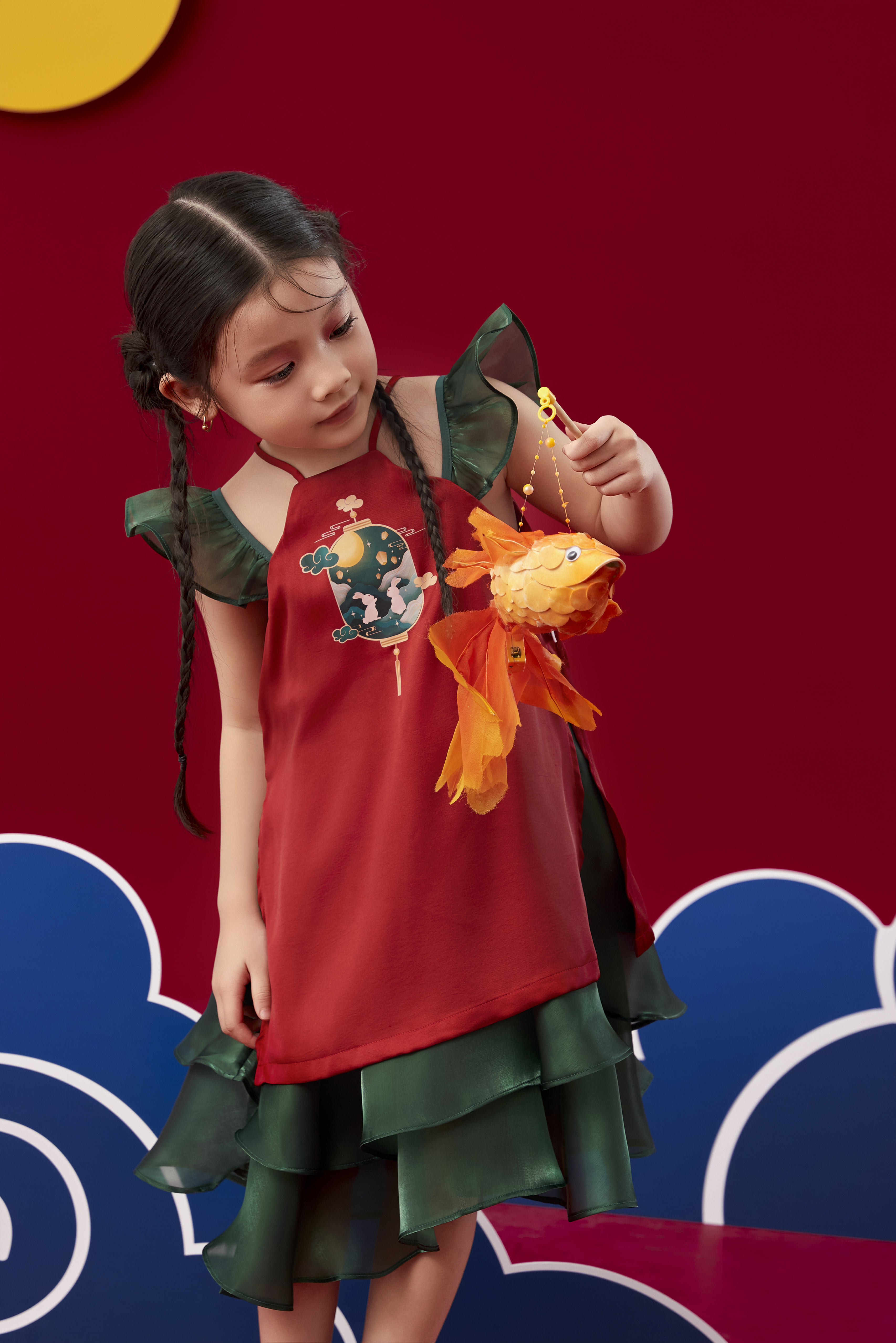 Váy cổ yếm in ngực tay cánh tiên