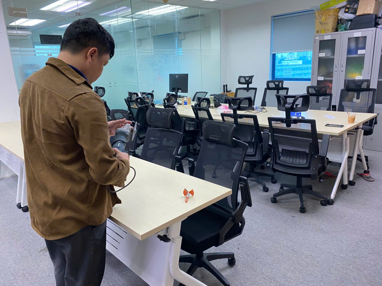 Dịch Vụ Lắp Đặt Bàn Ghế Văn Phòng – Đồng Hành Cùng Khách Hàng Sau Mỗi Đơn Hàng