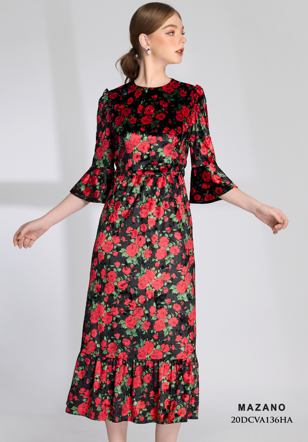 Đầm nhung đen họa tiết hoa đỏ