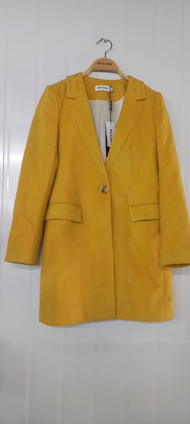 Măng tô vàng thêu