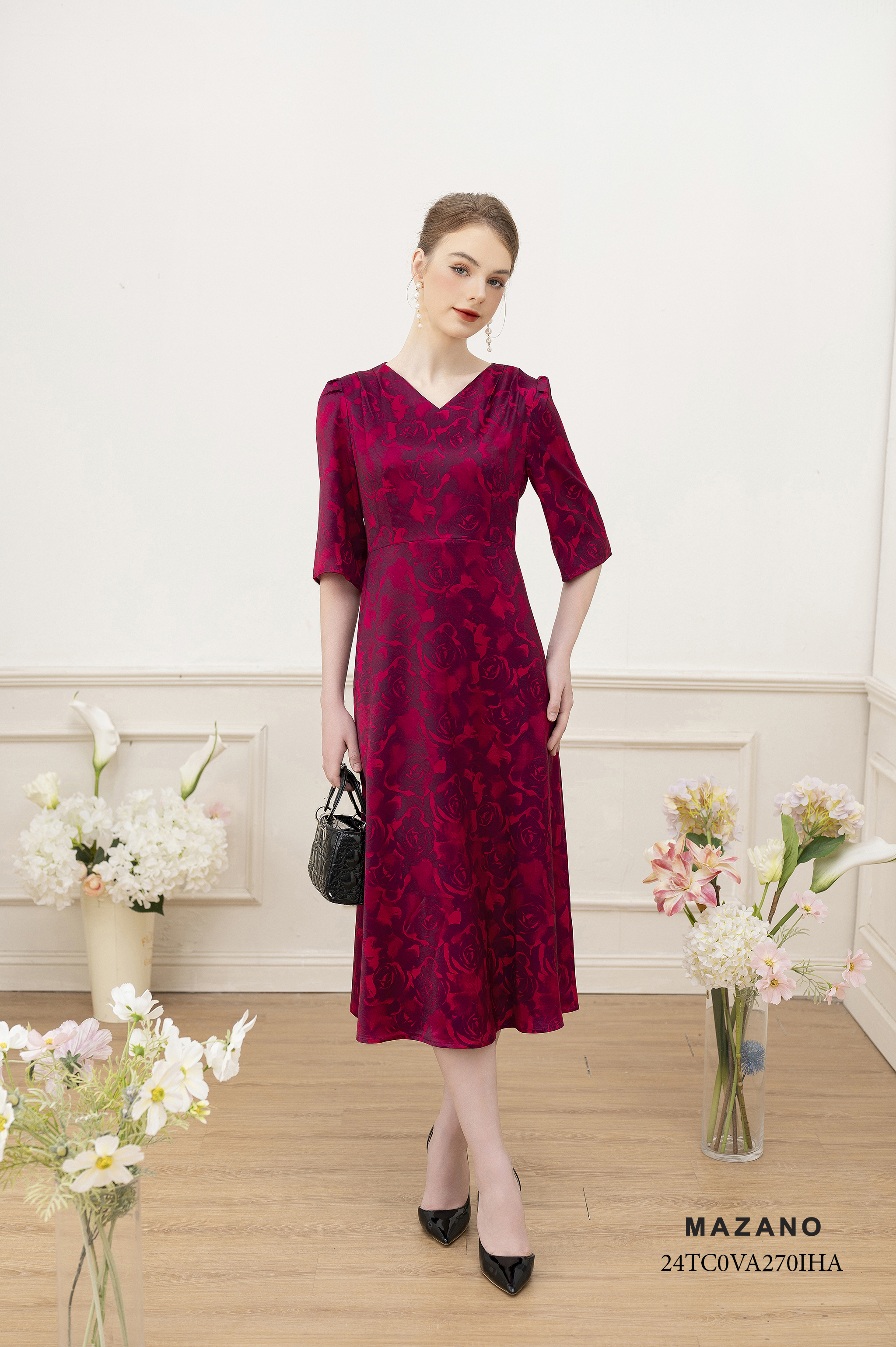 Váy Đầm Thân ôm vừa chân rủ Vải lụa in họa tiết hoa hồng cách điệu Cổ V Tay lỡ Dài qua bắp chân