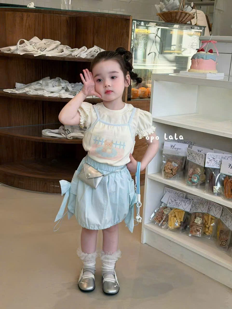 C206 - Áo thun viền xanh tay bèo in hình kem hãng Opolala