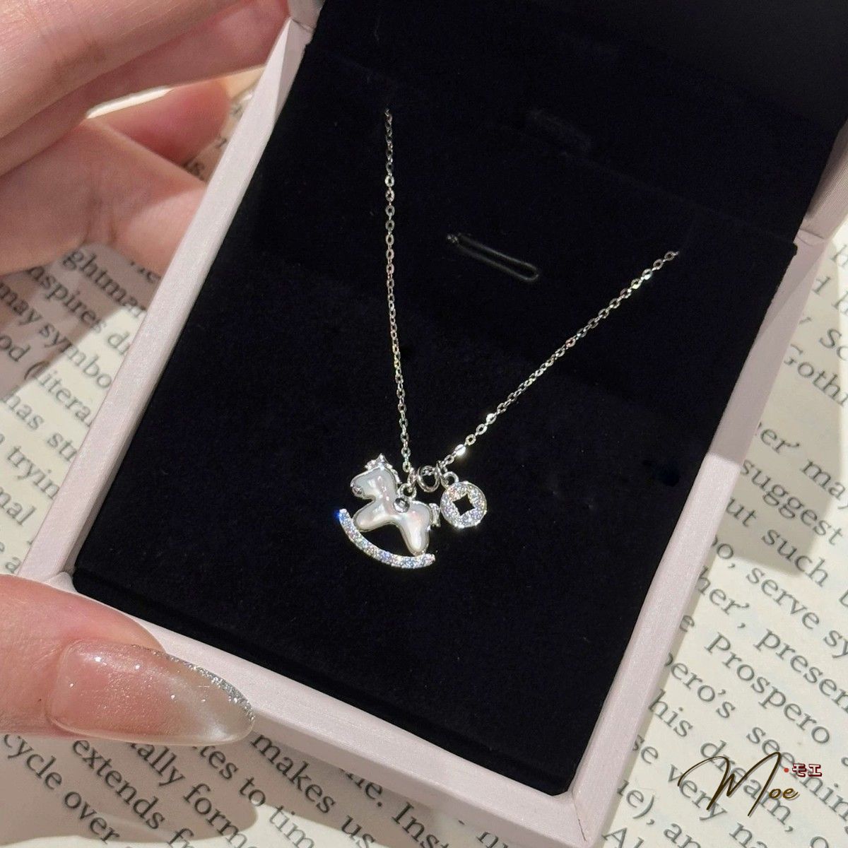 D284 - Dây chuyền ngựa gỗ pha lê may mắn