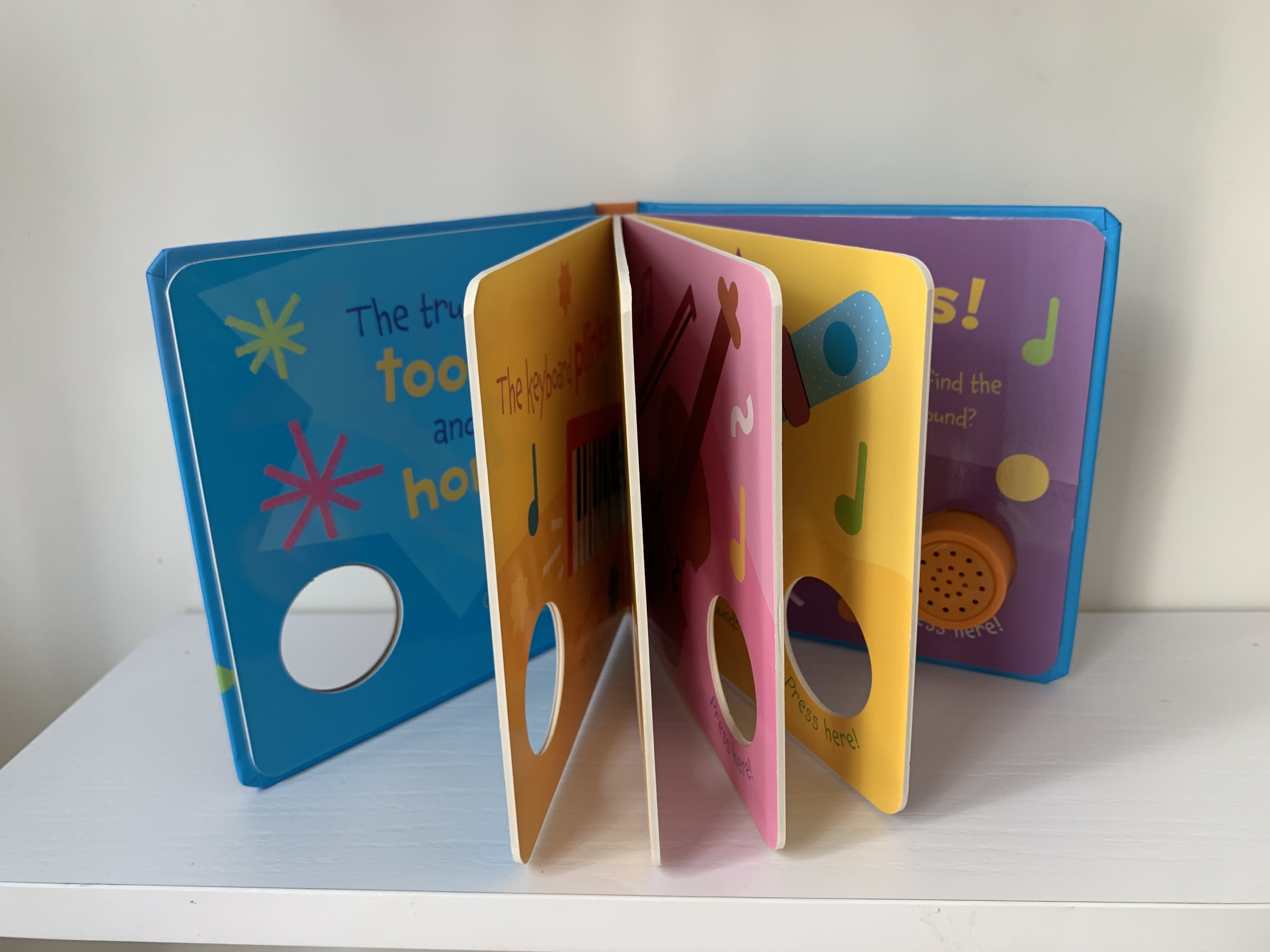 ROUND BUTTON SOUND BOOK - MUSIC (FSC)_thumbnail_5