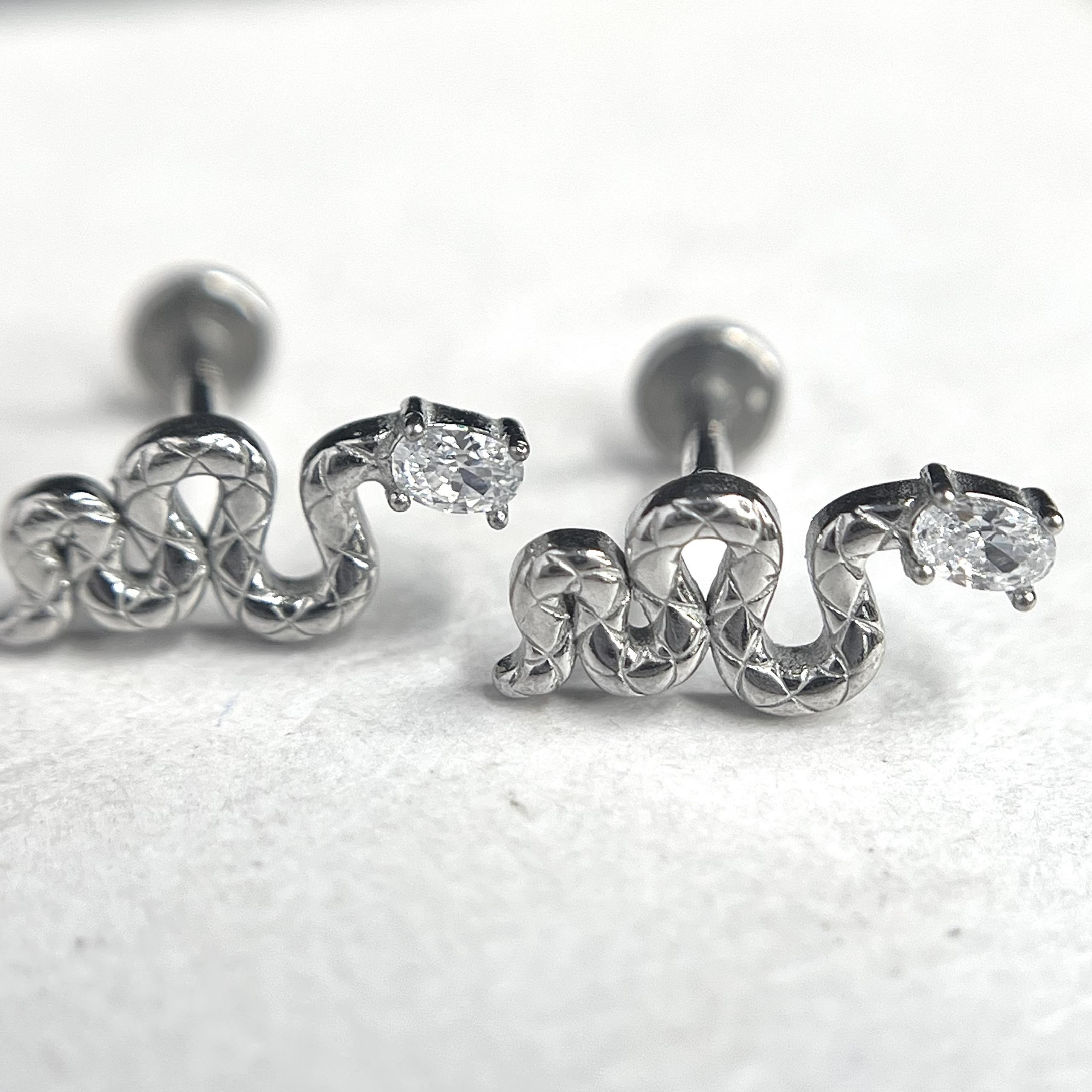 Khuyên kiểu rắn đầu đá