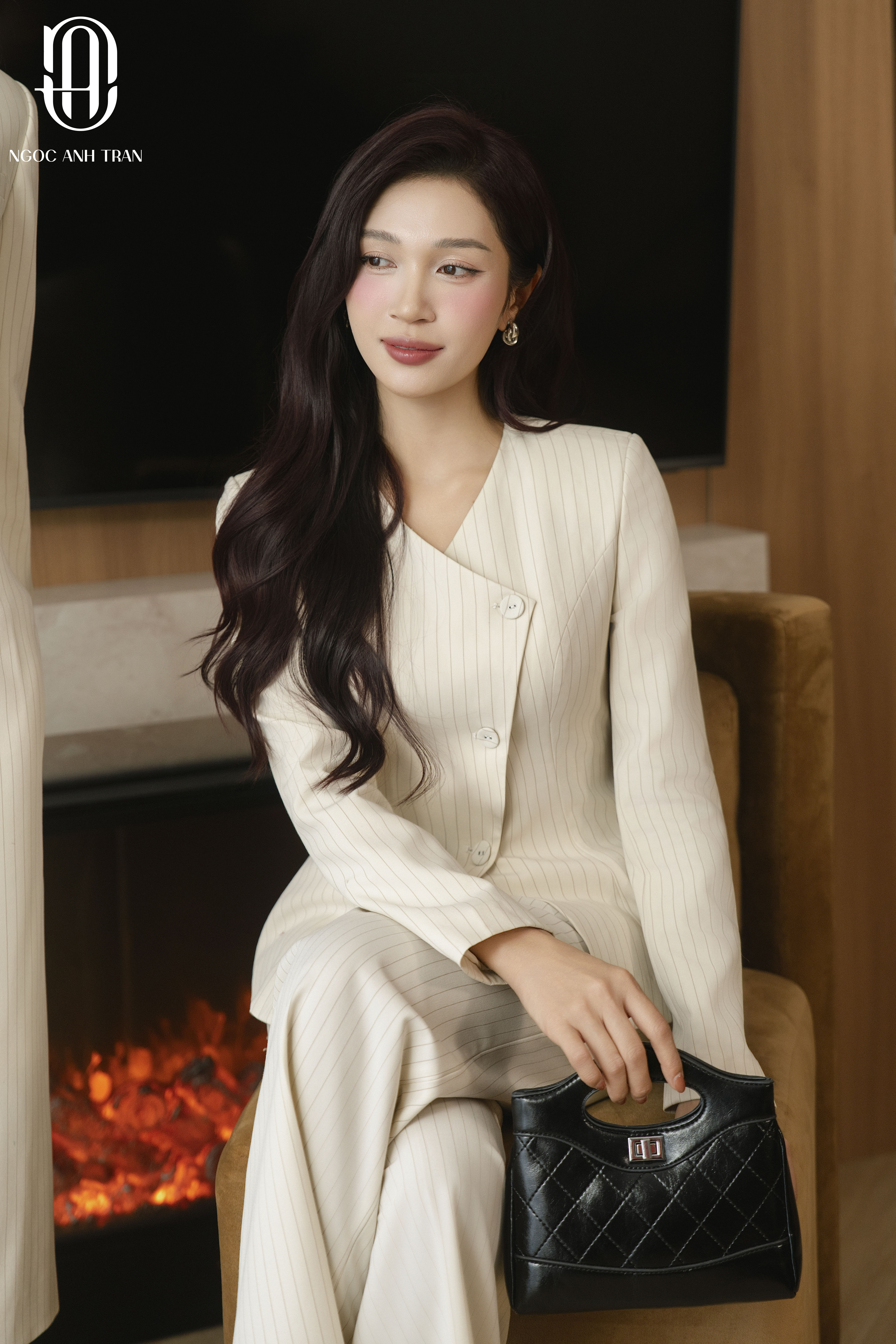 A239 - Áo vest kẻ trắng kem cổ V cúc bọc