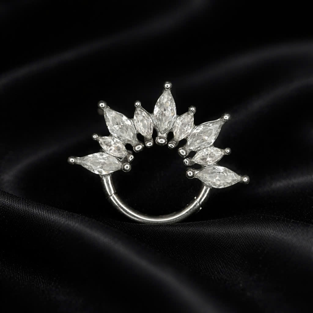 Daith kiểu vòng 8 lá nhọn trắng