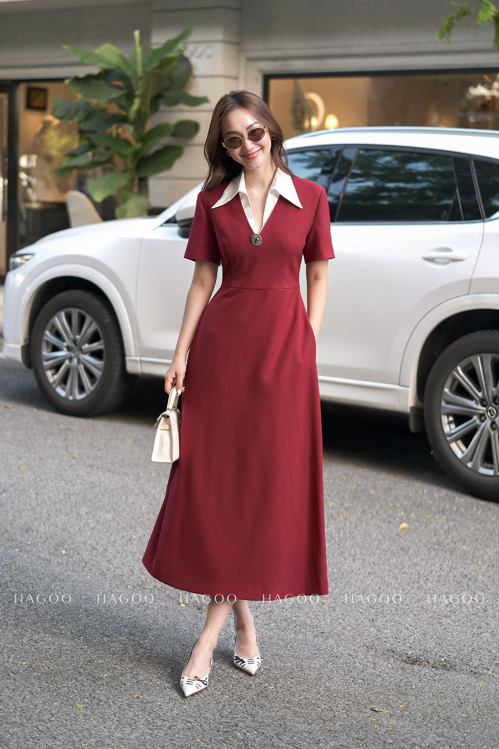 Kiểu cổ chữ V mang lại hiệu ứng thị giác giúp phần cổ thon dài, vóc dáng thanh thoát hơn