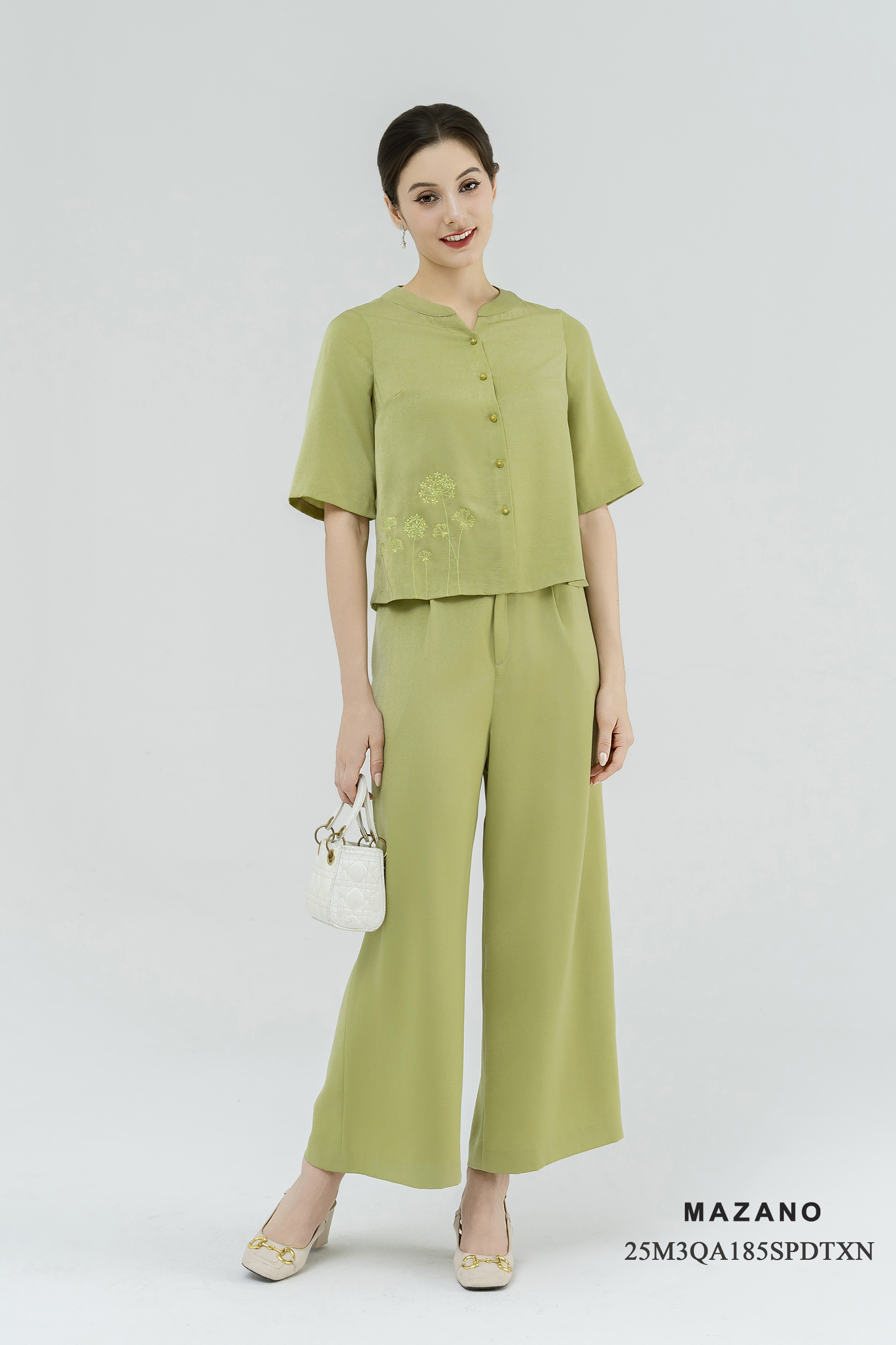 Bộ Quần và Áo suông Vải lụa vân chìm Thêu hoa thủ công Cổ tàu cách điệu Tay lỡ Dài quần tới mắt cá chân