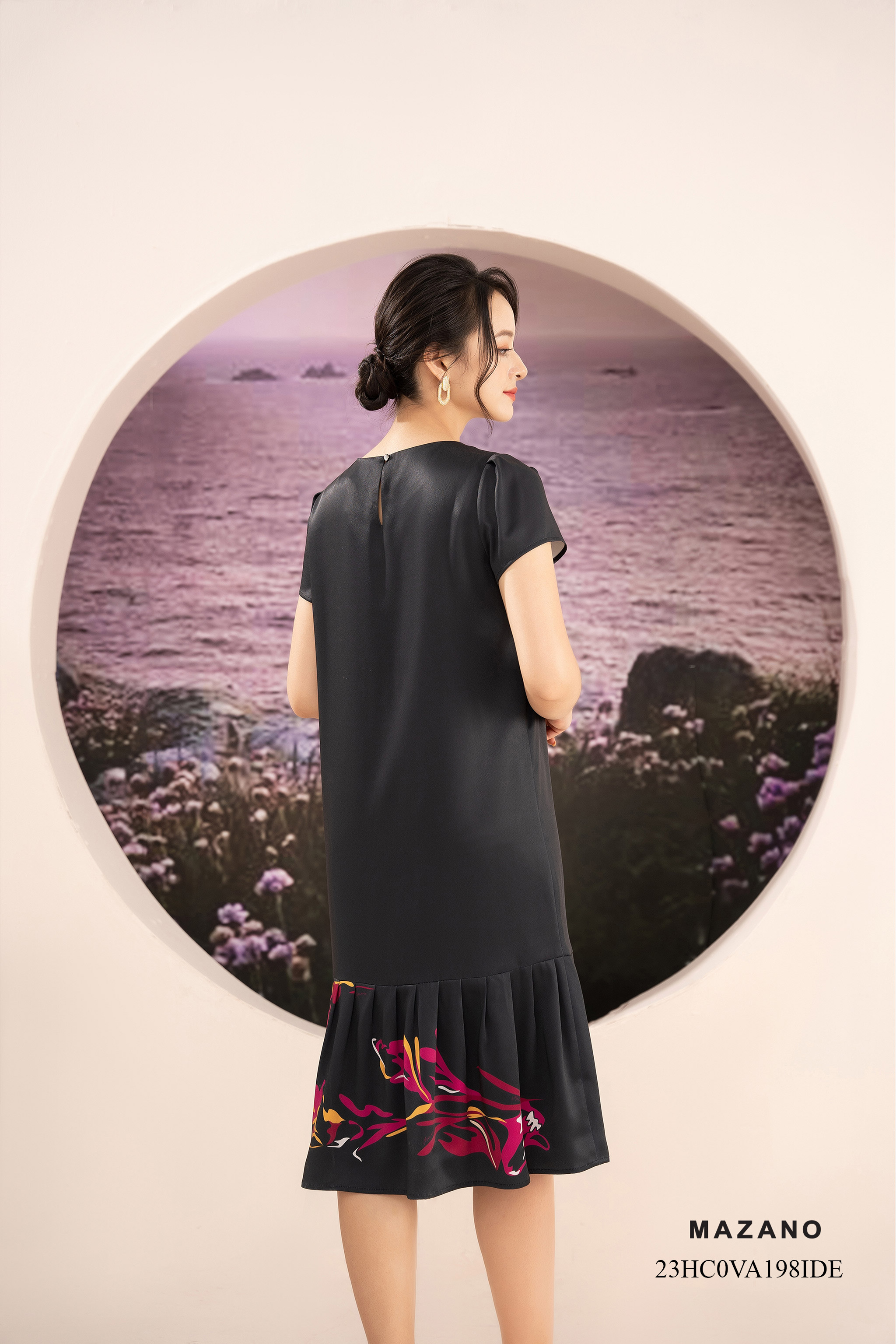 Đầm suông đen dáng chữ A xếp ly chân