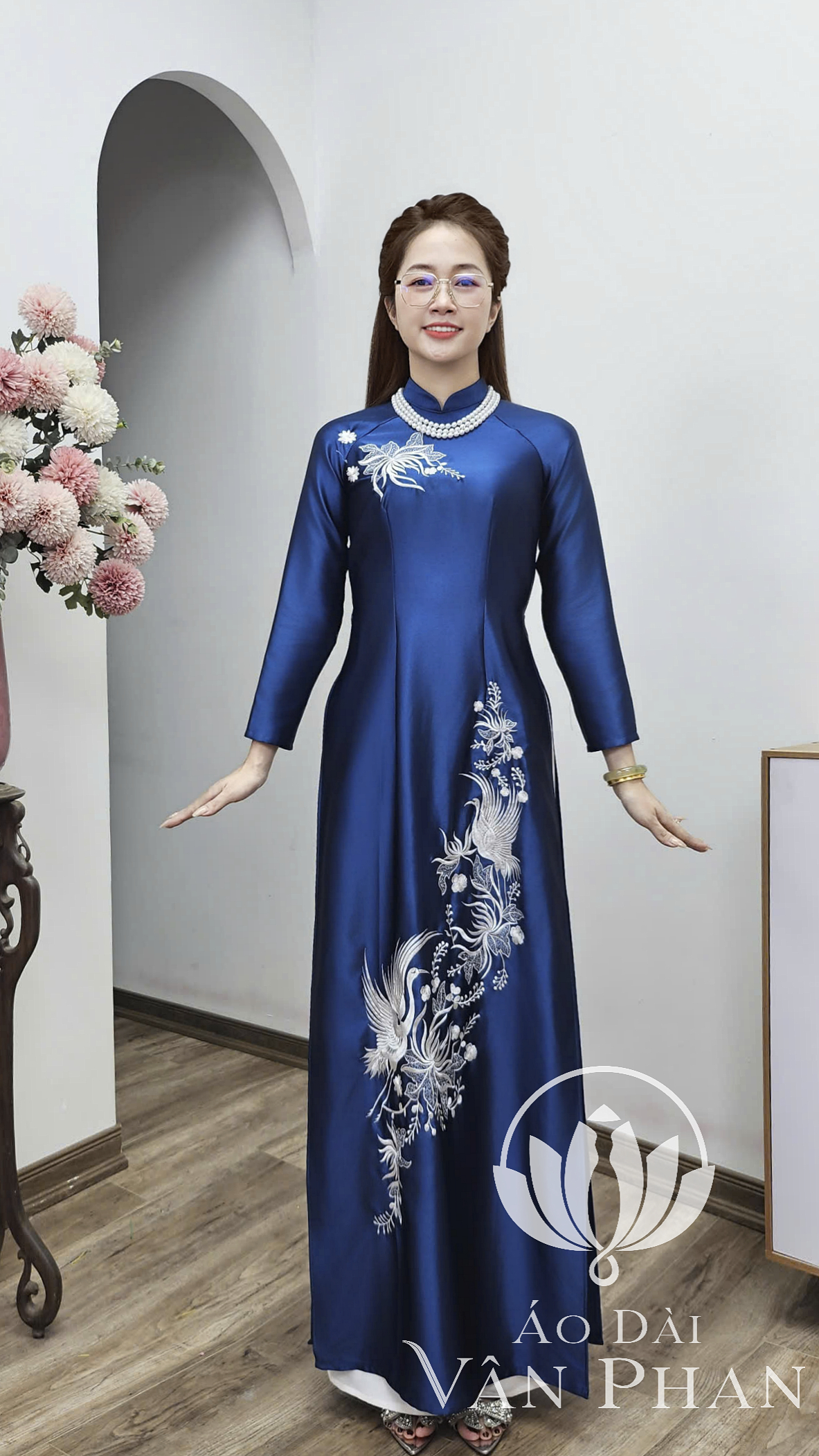 T463 áo dài cổ 3p tay dài lụa ruby màu xanh cổ vịt thêu hoa trắng