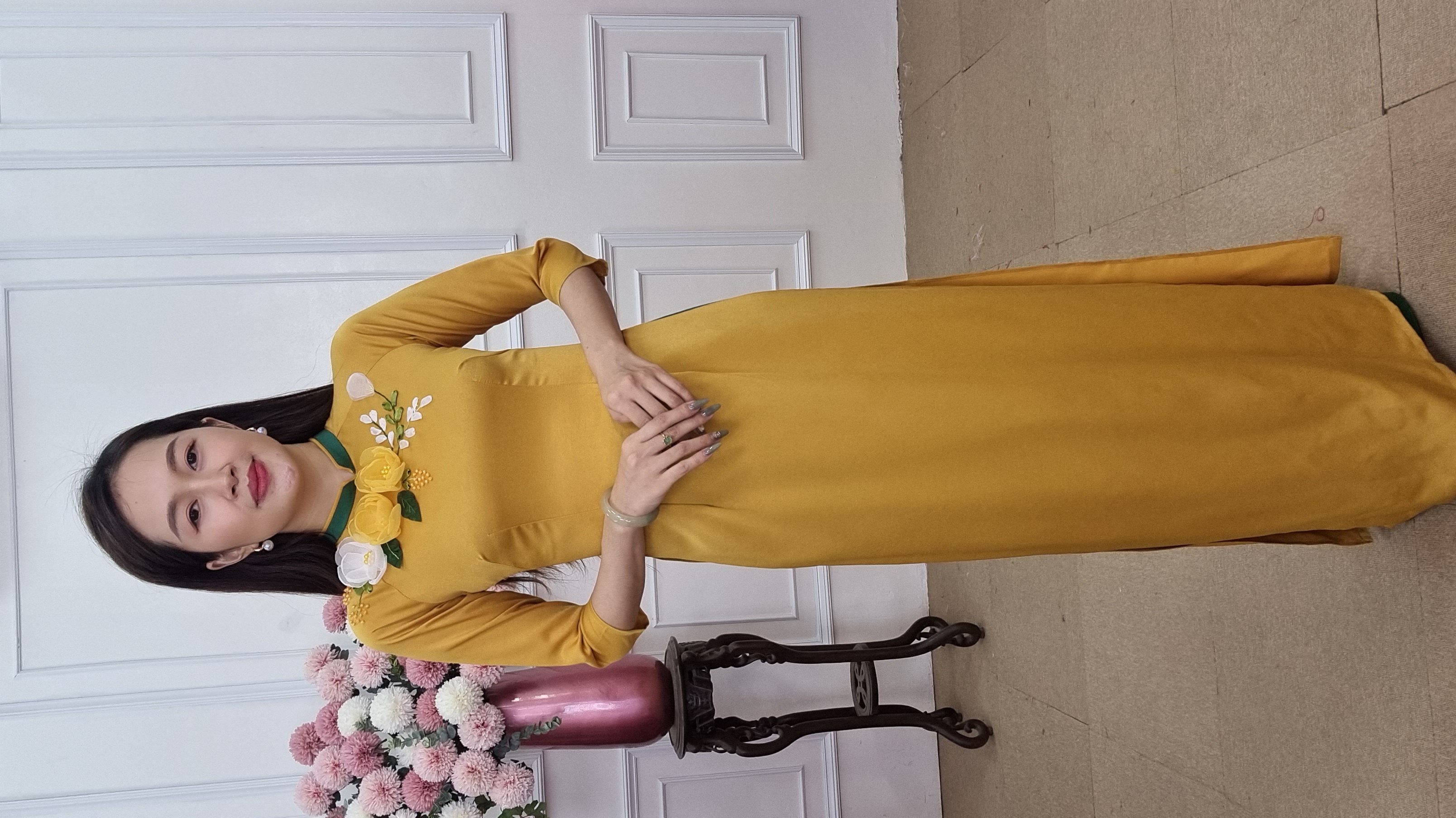 A2022 áo dài lụa tây thi vàng đồng lai cổ xanh kết hoa vàng nổi