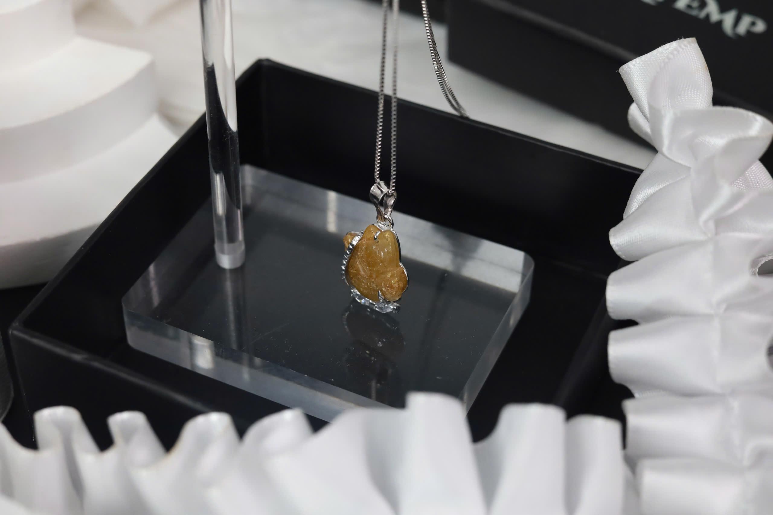 Vòng cổ thạch anh tóc vàng hồ ly bọc bạc xi bạch kim 2 cườm