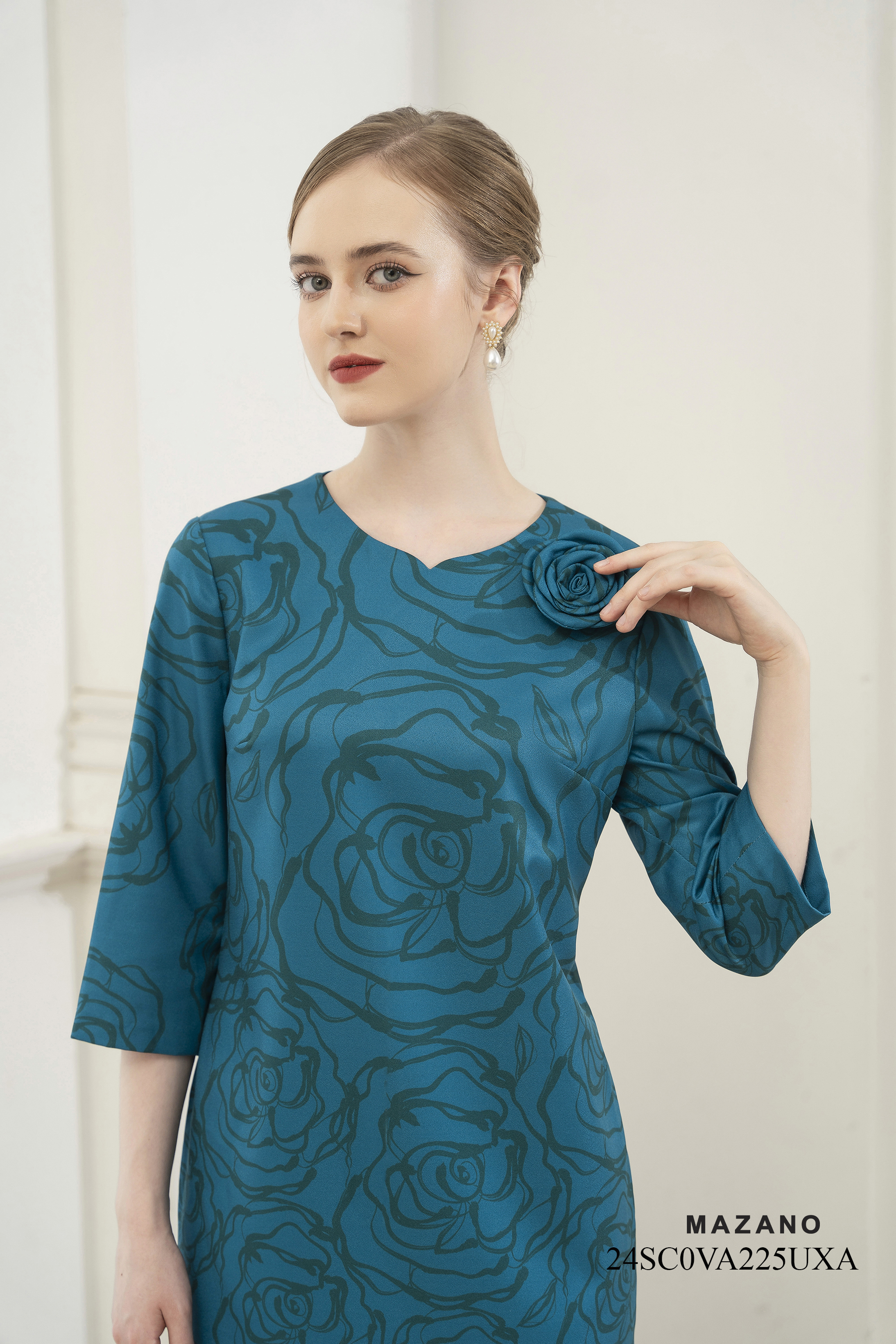 Váy Đầm Suông Vải lụa dày Hoạ tiết hoa hồng Cổ cách điệu Tay lỡ Dài đến bắp chân_thumbnail_3