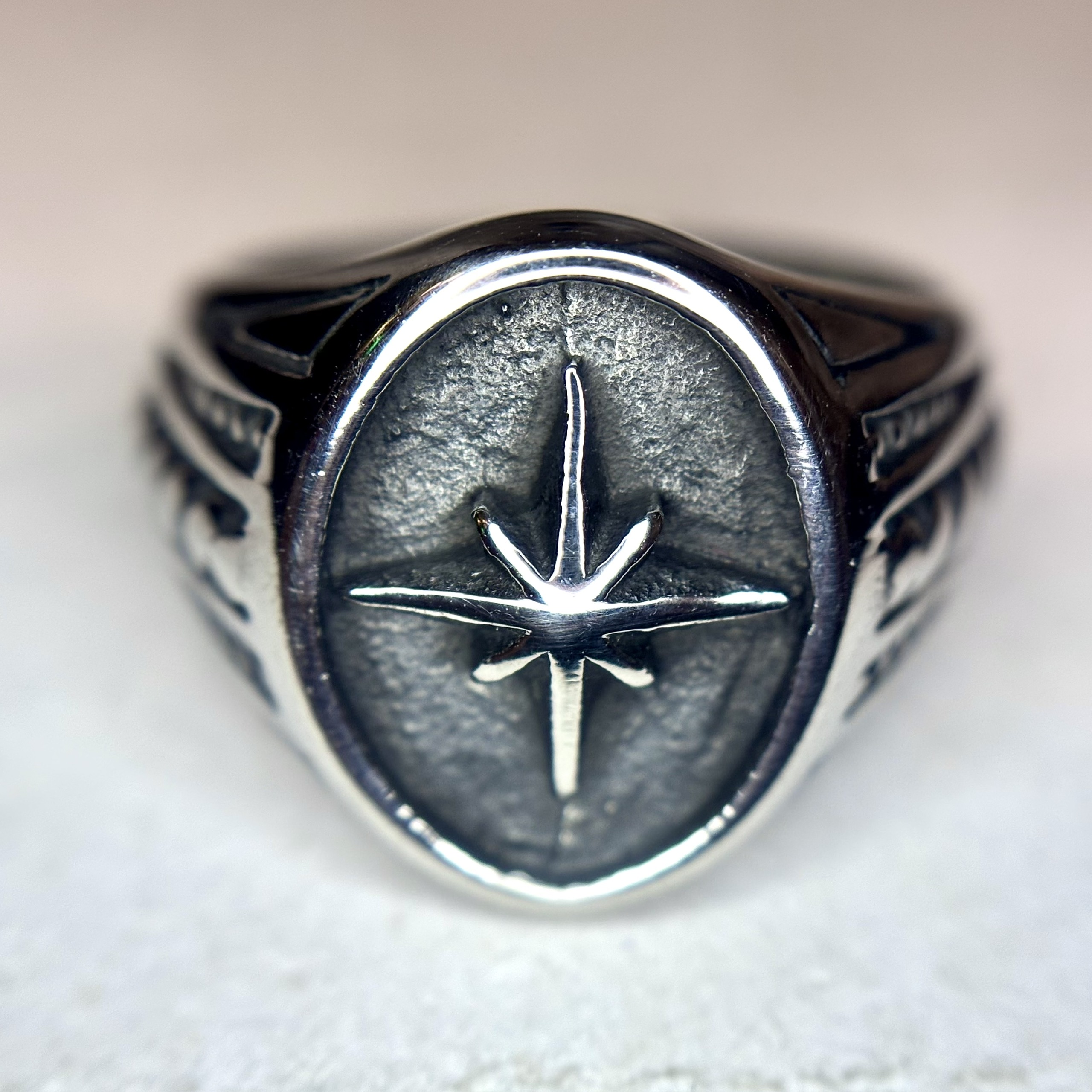 Nhẫn kiểu sao titan mạ nền đen size 8