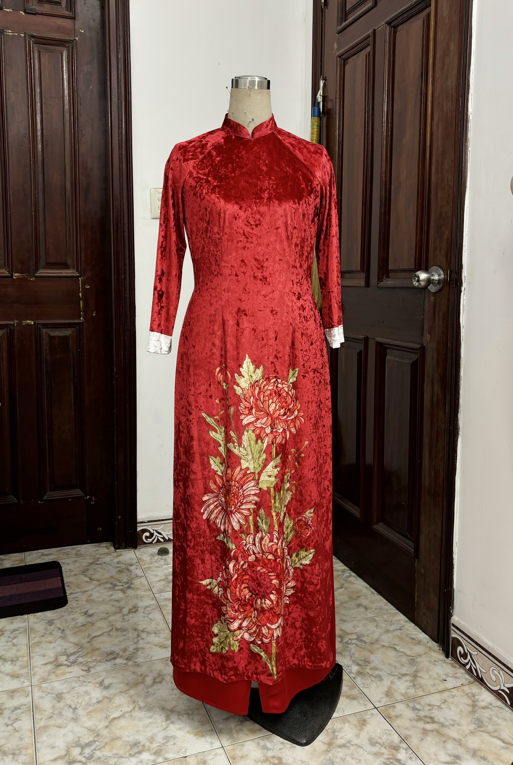 Áo Dài in hoa cúc Vải nhung Cổ tròn Tay dài Dài tới mắt cá chân - Mã mẫu 24DC0AD291IDO