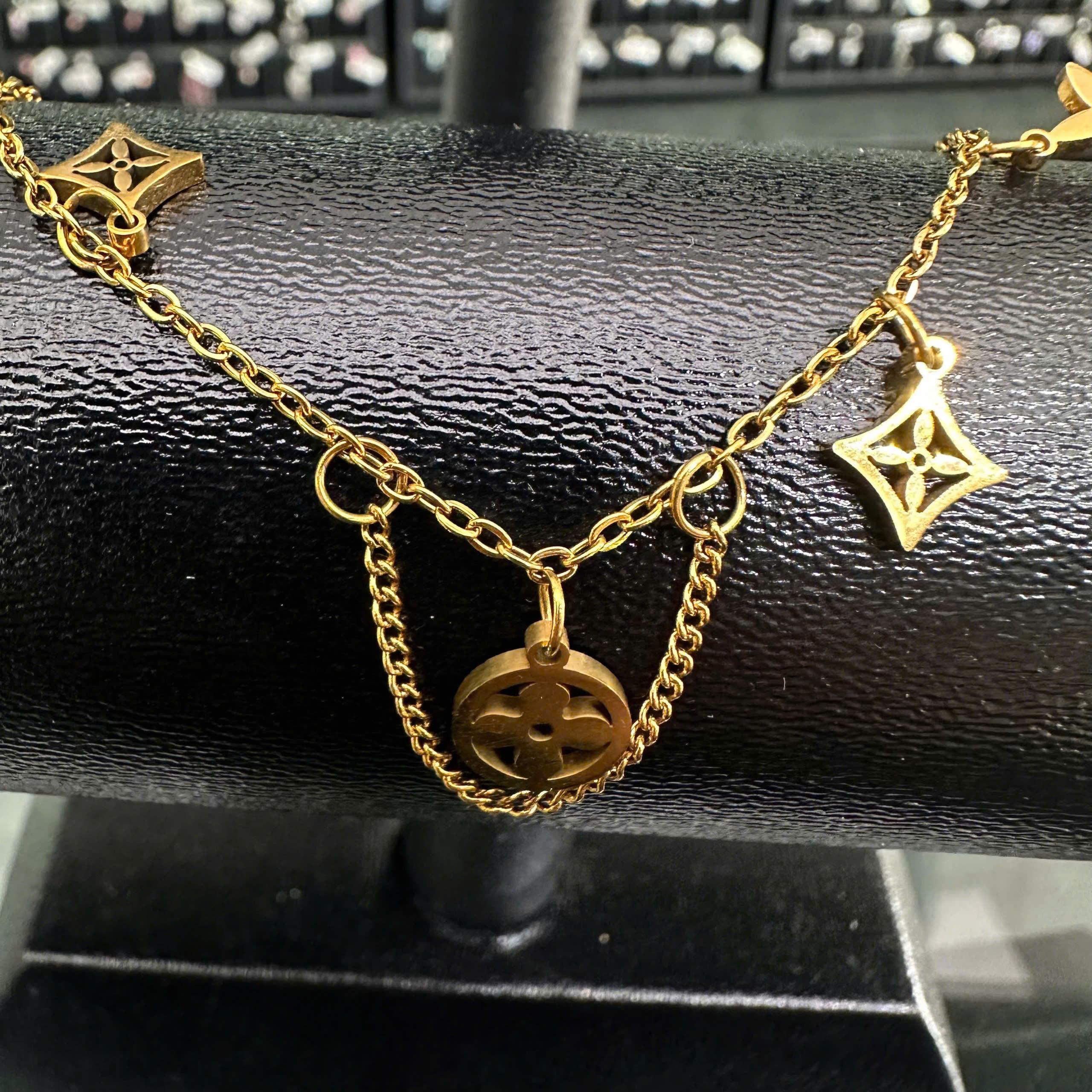 lắc chân titan charm sao bốn cánh rơi màu vàng._thumbnail_3