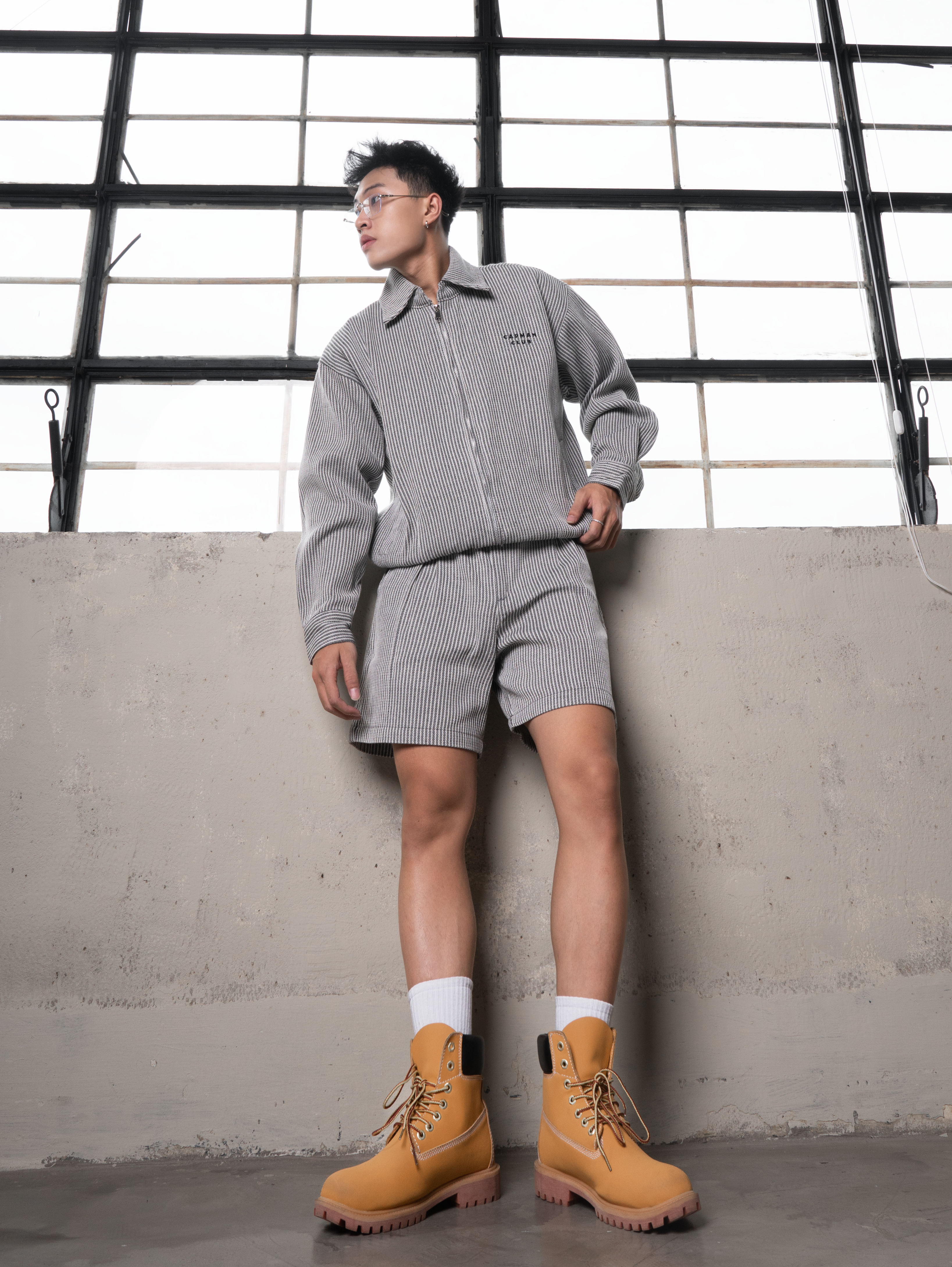 Quần short RISS form trên gối sọc gân trắng đen đứng form, hack dáng_thumbnail_4