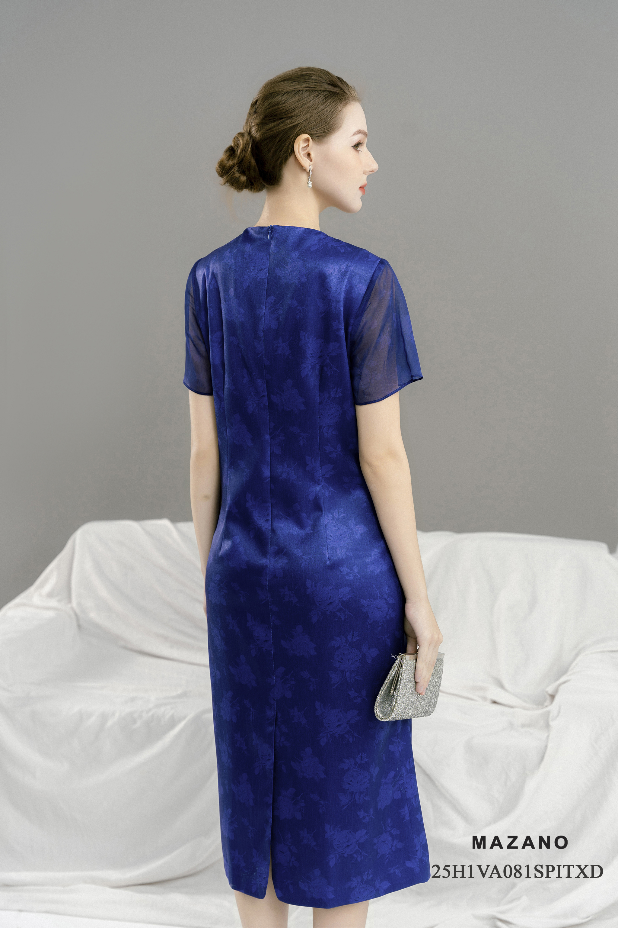 Váy Đầm Suông Vải thô sạn Hoạ tiết hoa hồng cách điệu Cổ tròn Đính đá sang trọng Tay ngắn Dài ngang bắp chân_thumbnail_5