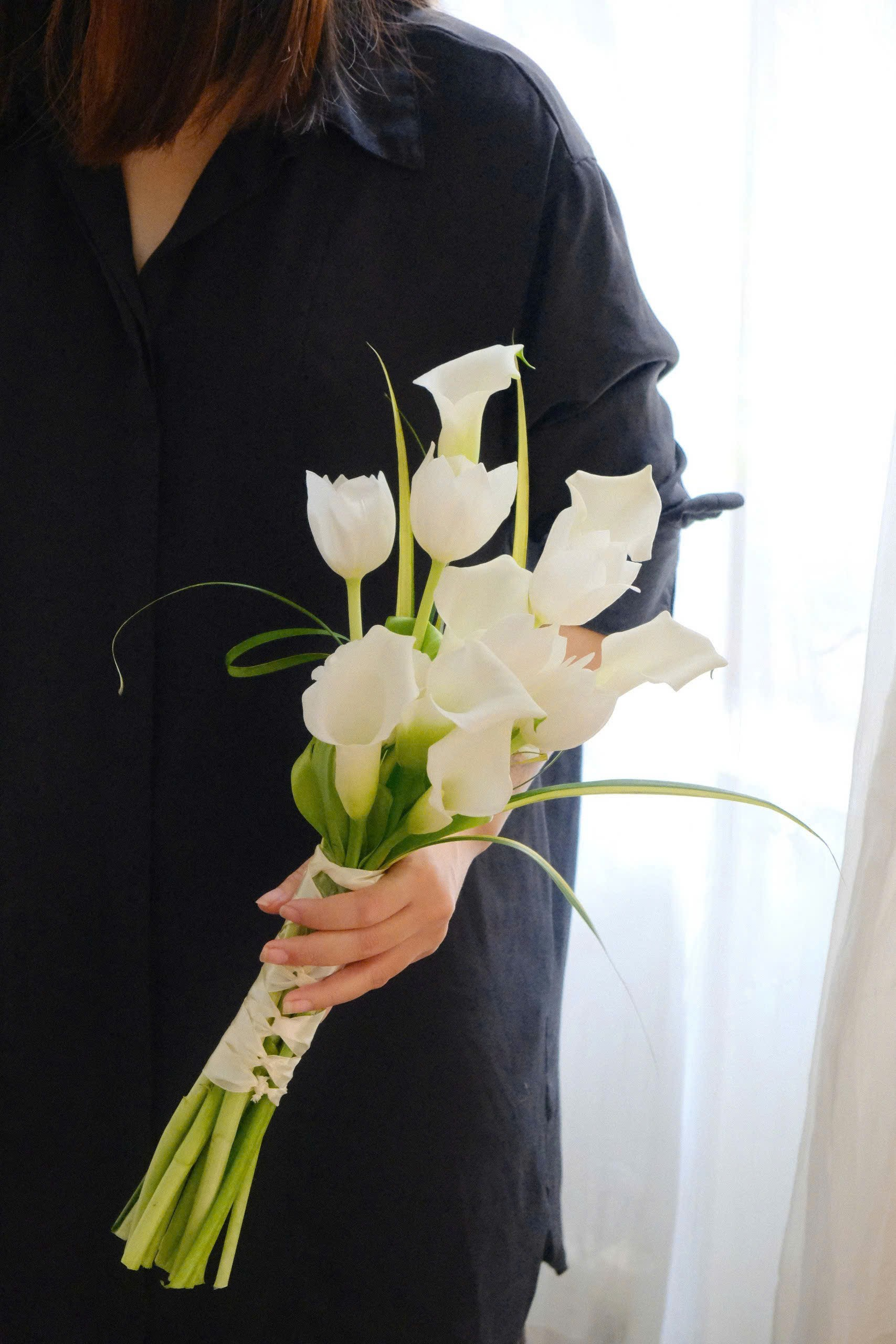 Bó hoa cưới Calla Lily mix Tulip trắng