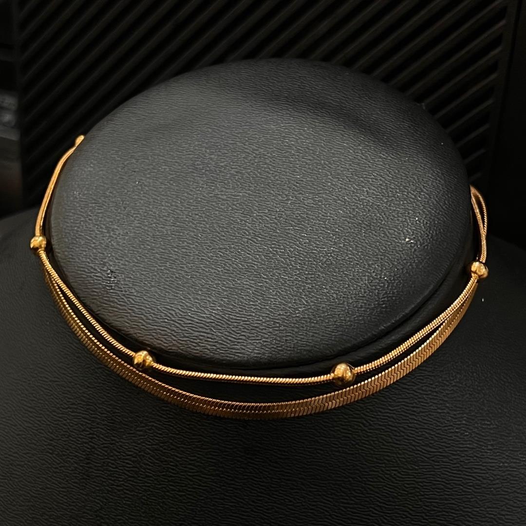 lắc chân màu vàng hai sợi dẹp năm charm bi titan.