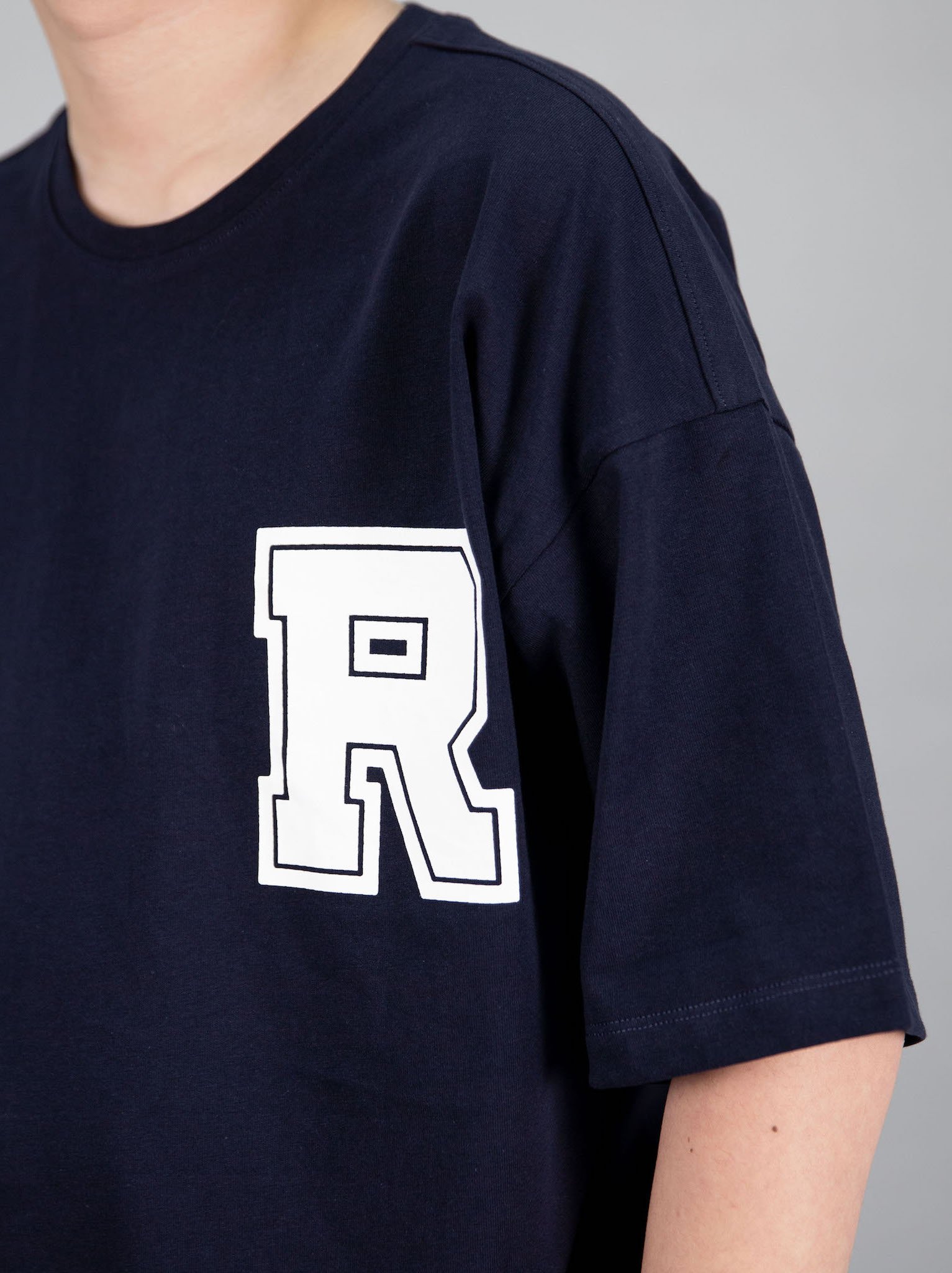 Áo phông dáng rộng navy phối tay trắng chữ R_thumbnail_2