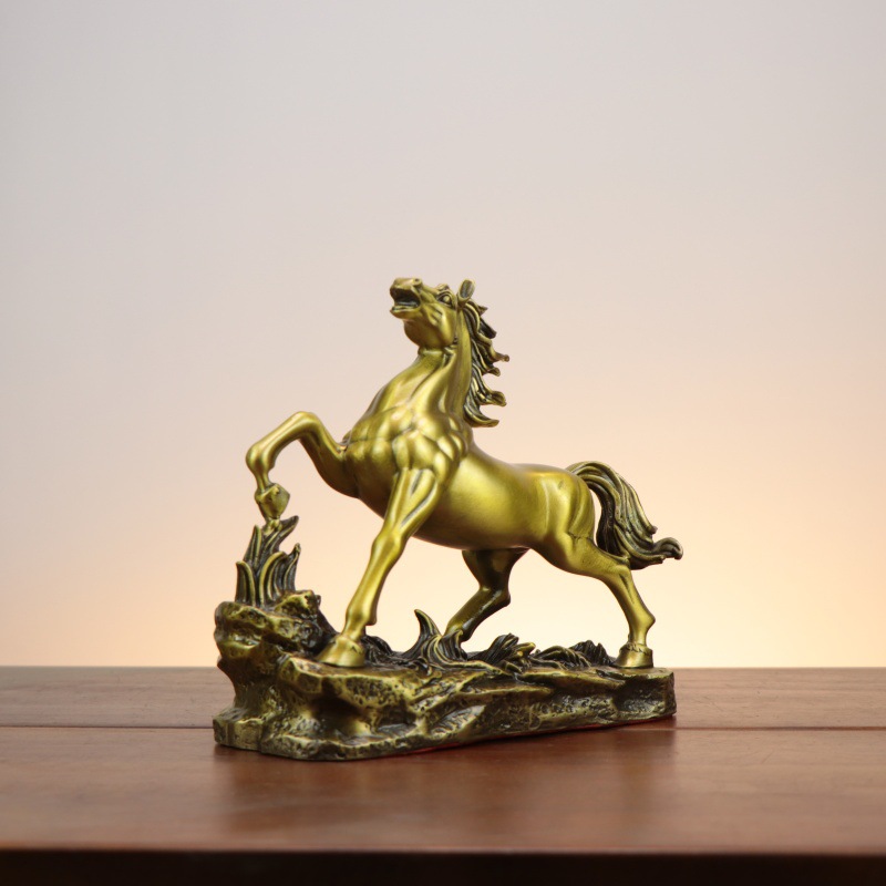 Tượng ngựa bằng đồng KT dài 29 cm, rộng 11 cm, cao 25,5 cm, nặng khoảng 3 kg.