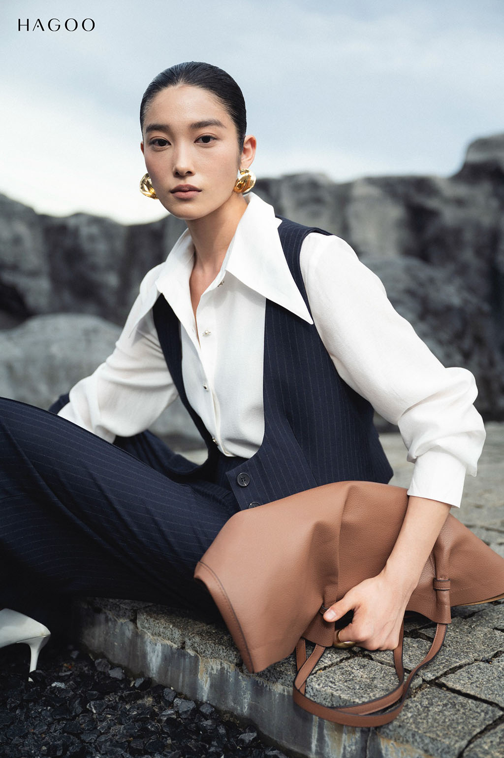 Áo gile kẻ sọc cổ U sâu HAGOO