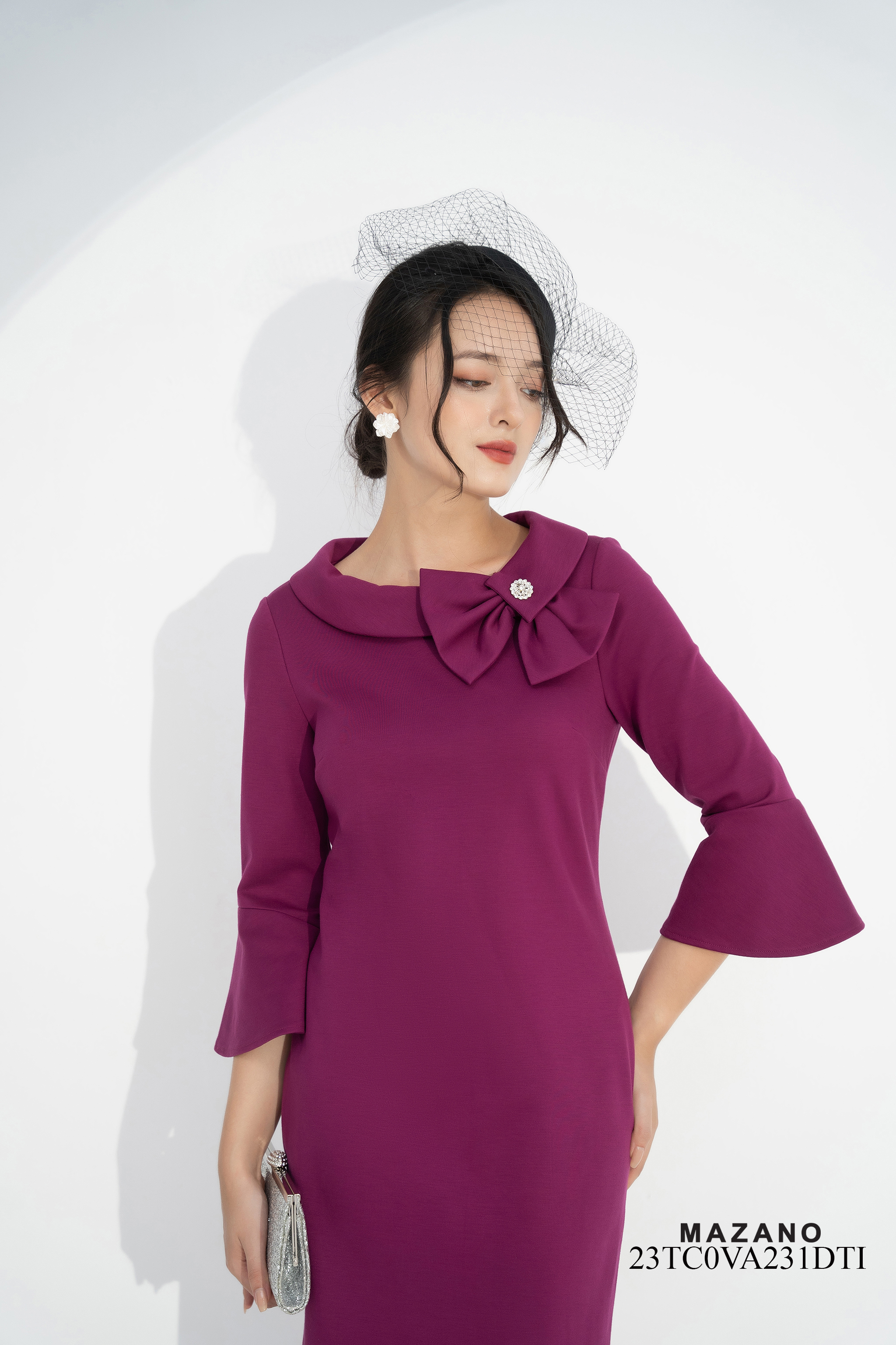 Đầm Suông Cổ Cách Điệu Đính Nơ Tay_thumbnail_3