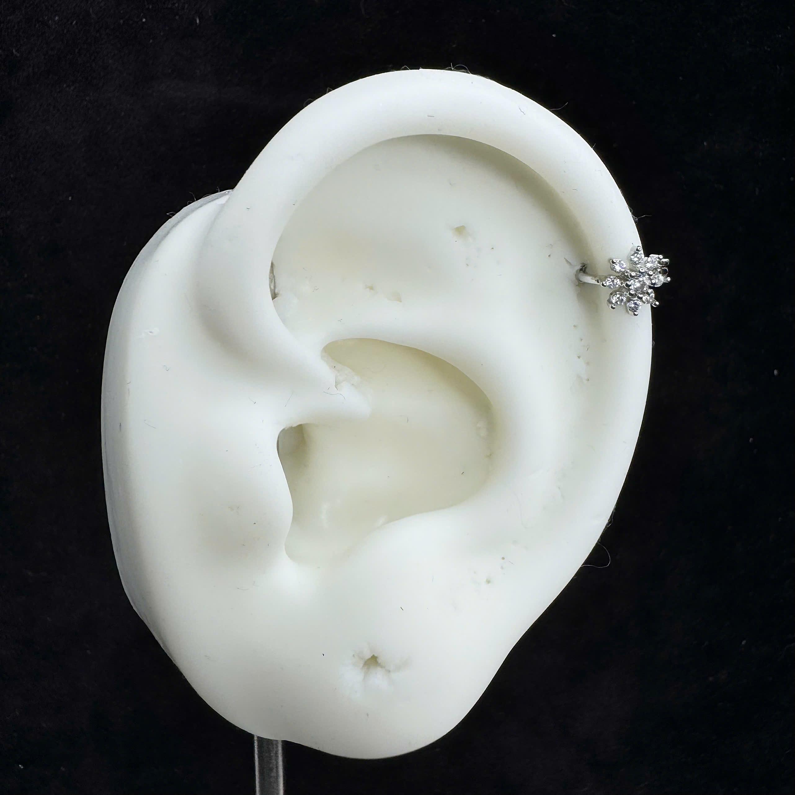 Khuyên vòng kiểu hoa 8 cánh nhuỵ đá lớn