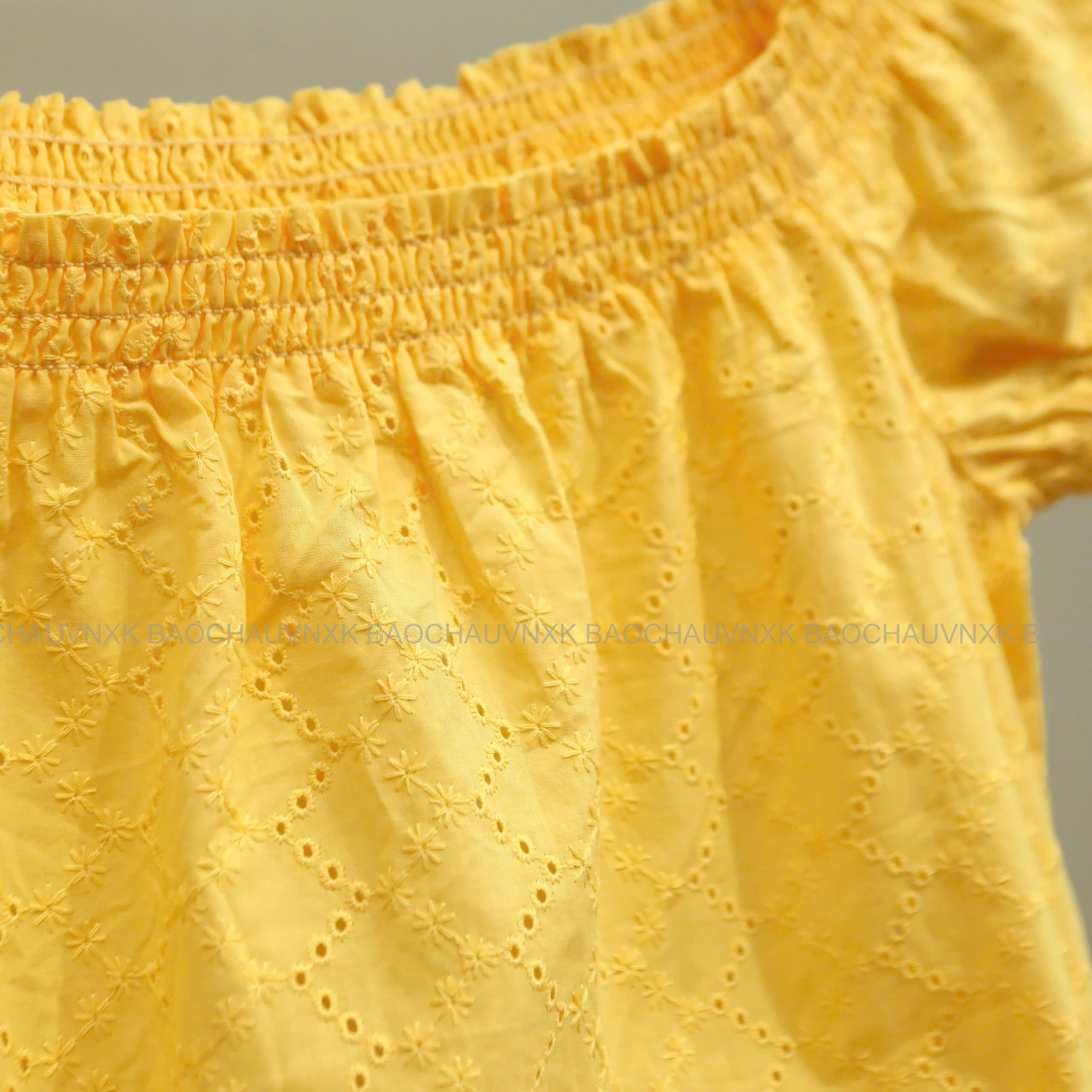 A105 ÁO KIỂU ĐỤC LỔ 2 MÀU_thumbnail_23