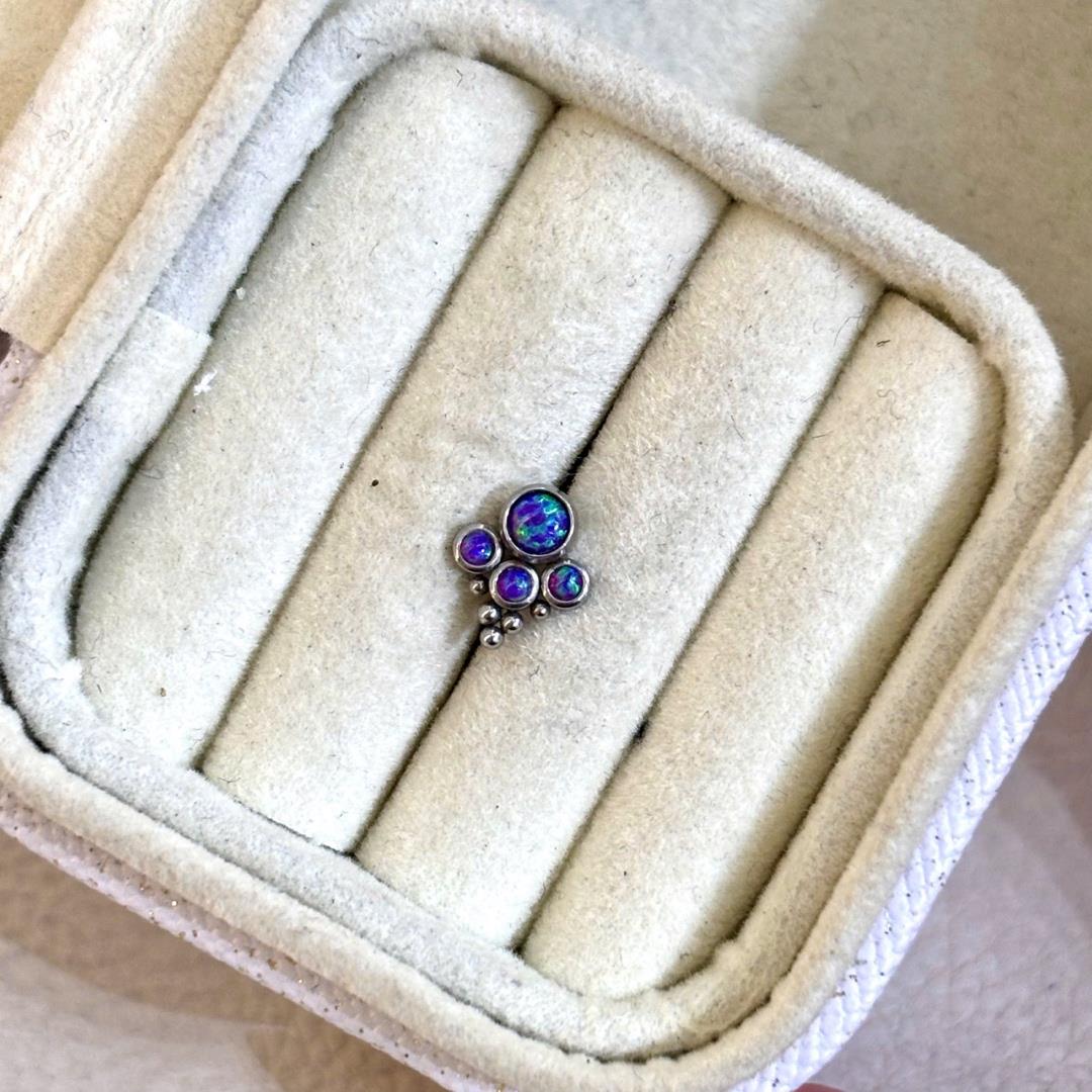Khuyên kiểu đá opal tím xanh bo viền