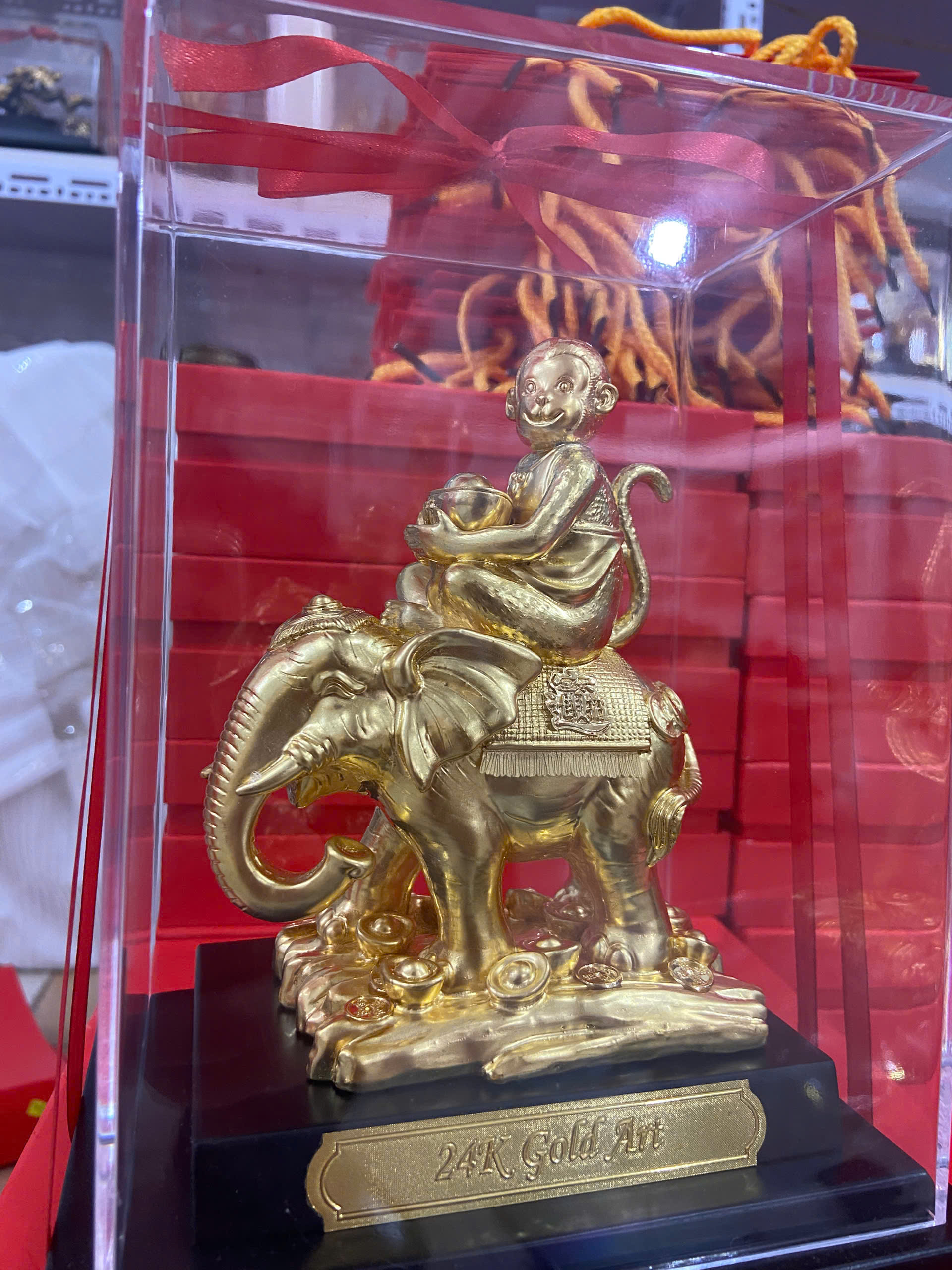 Tượng khỉ ôm thỏi vàng cưỡi voi dát vàng 24k KT 22CM _thumbnail_2