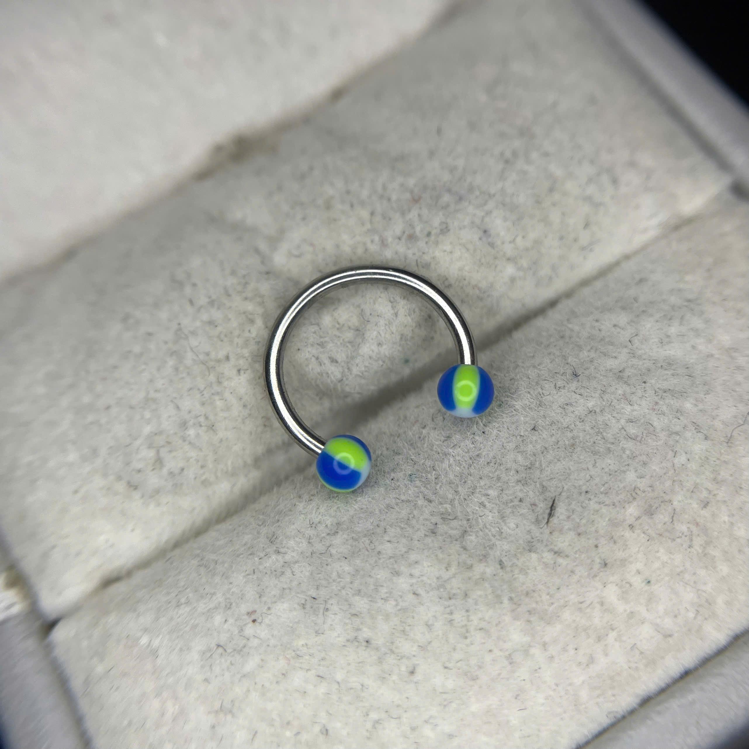 Septum sọc xanh dương xanh lá.