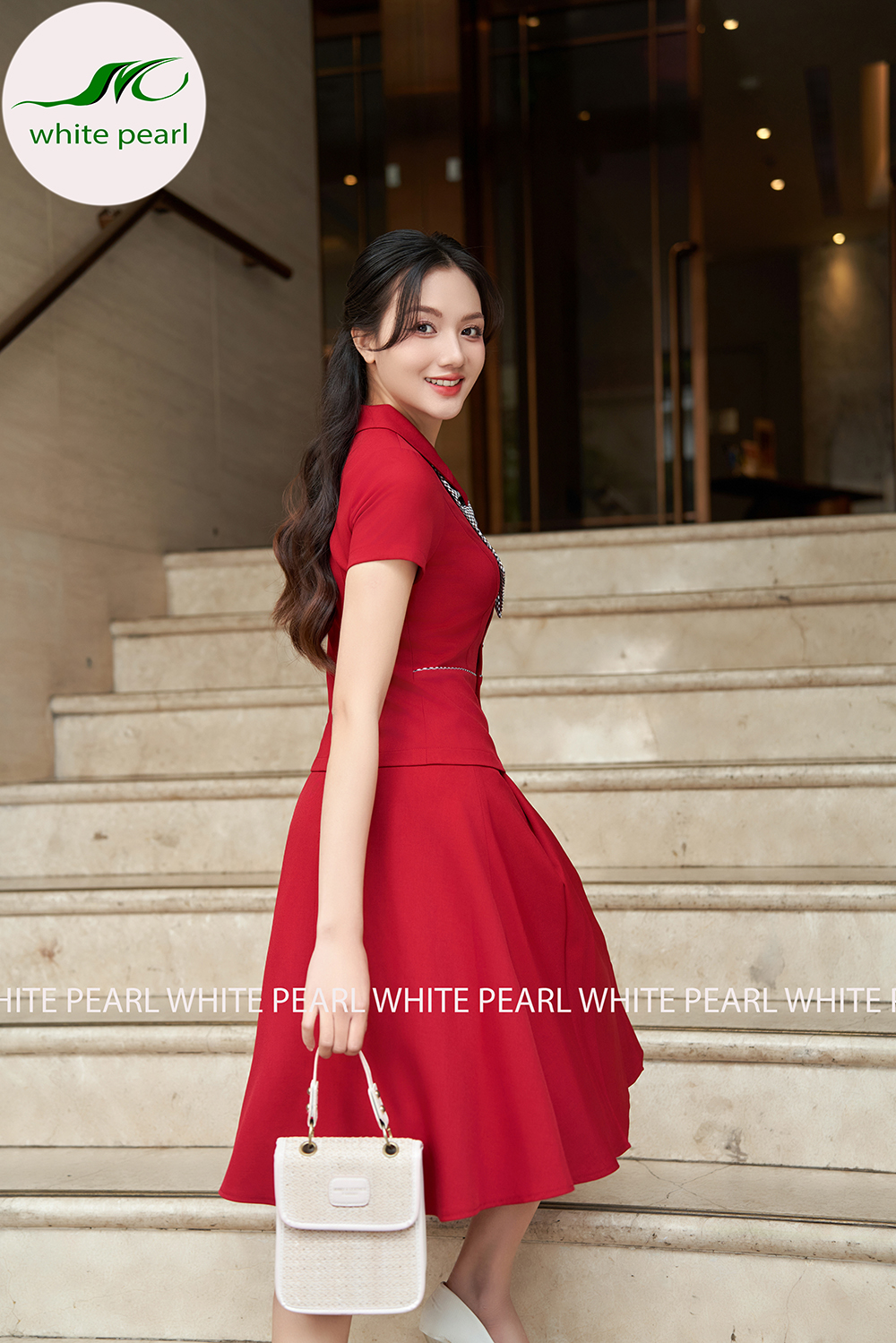 Bộ ký giả áo cổ sen vuông chớp 1 ly kết hợp chân váy xếp ly đính cúc thời trang công sở cao cấp White Pearl AK2402_thumbnail_5