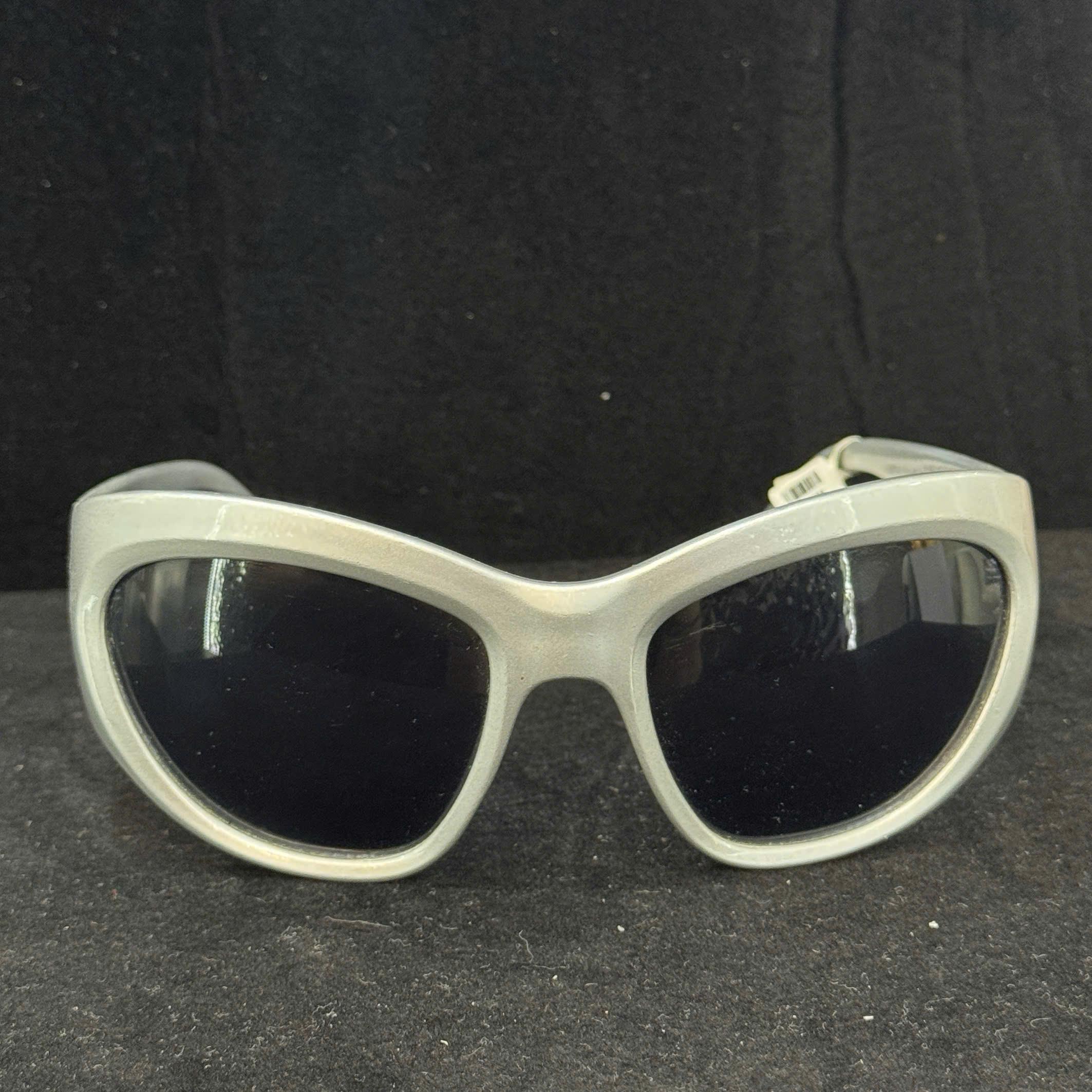 Kính mắt màu xám.