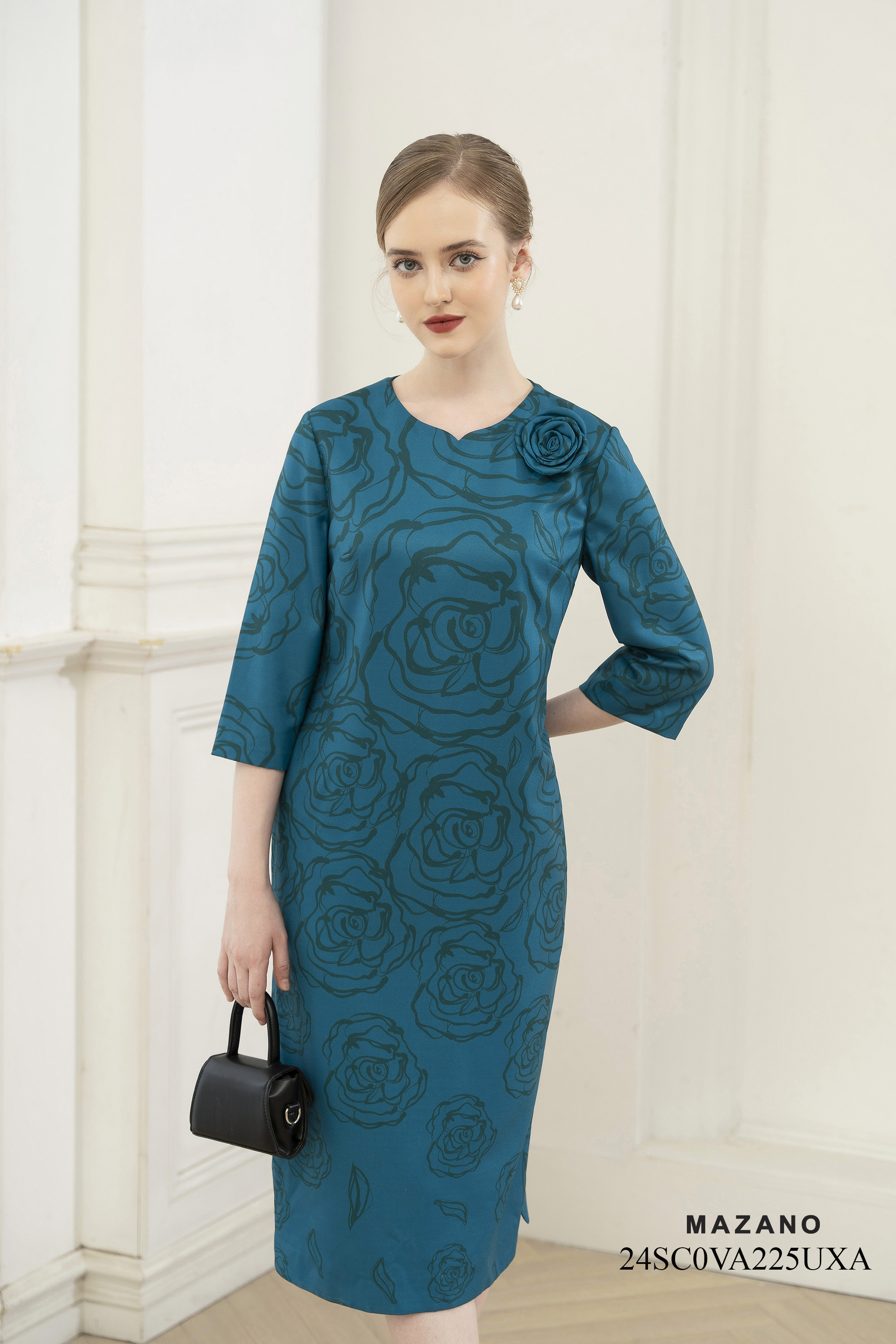 Váy Đầm Suông Vải lụa dày Hoạ tiết hoa hồng Cổ cách điệu Tay lỡ Dài đến bắp chân_thumbnail_5