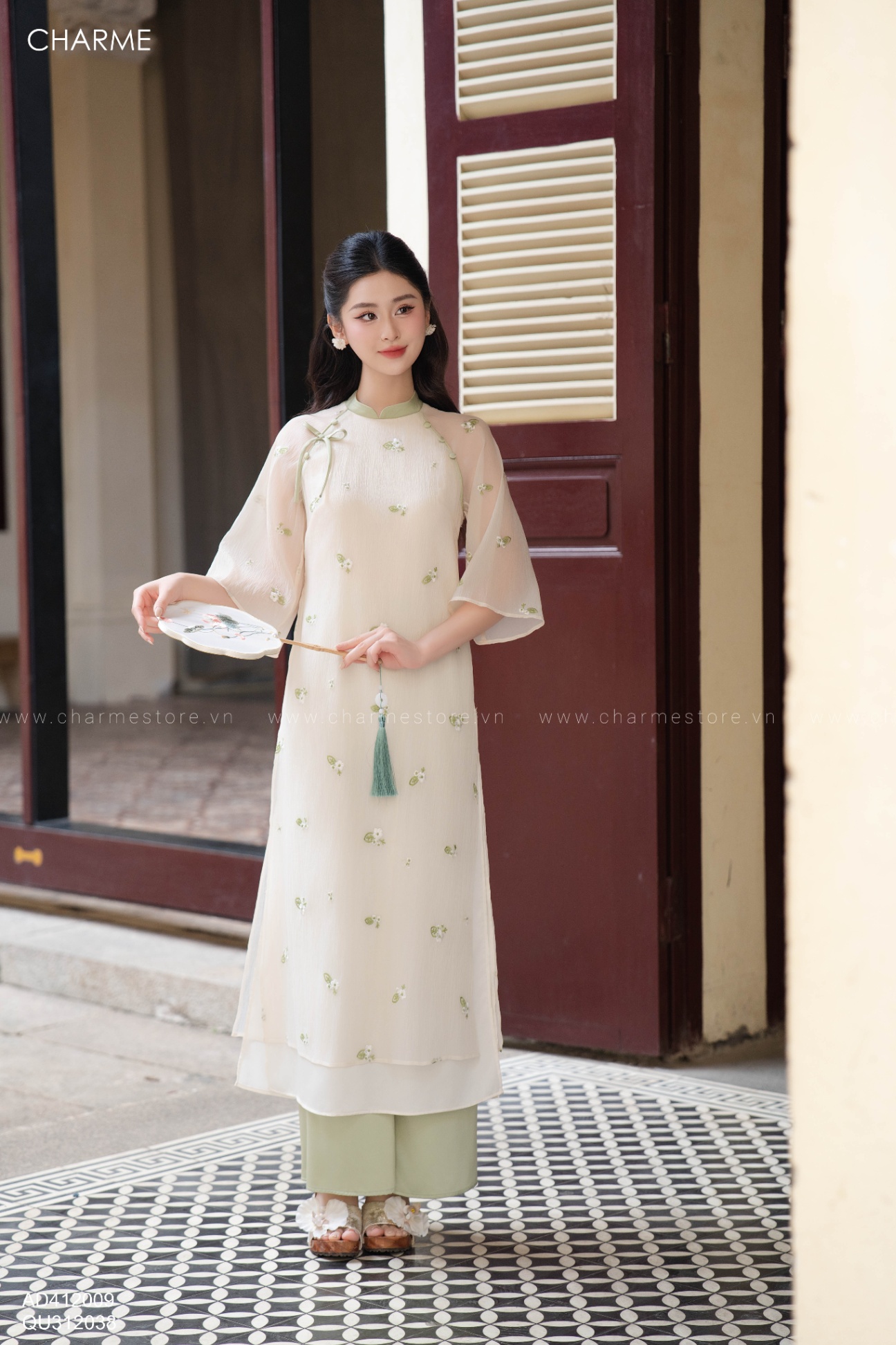 Áo dài tơ thêu hoa tay lỡ