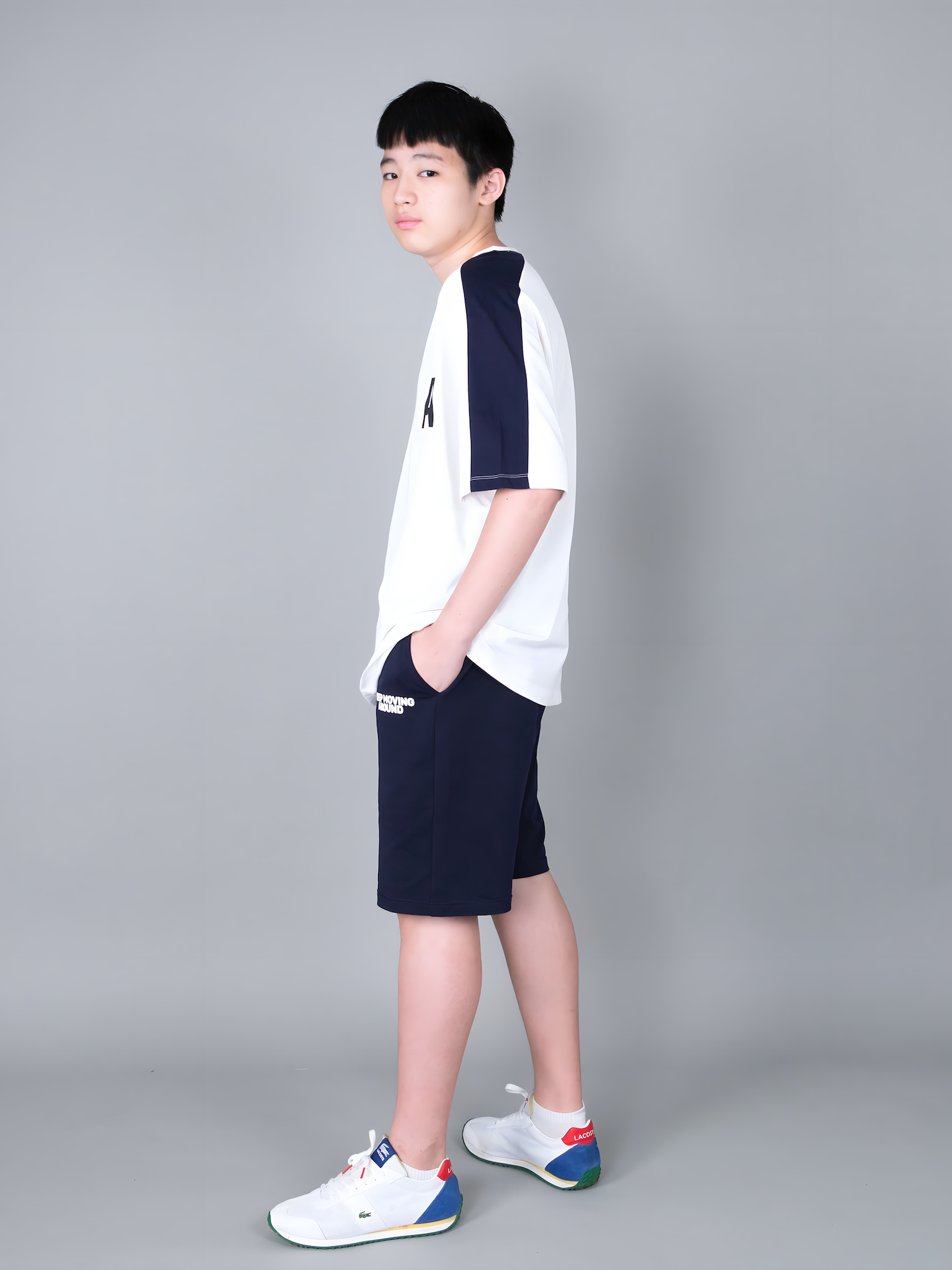 Áo phông bé trai dáng rộng màu trắng phối navy in chữ A_thumbnail_2
