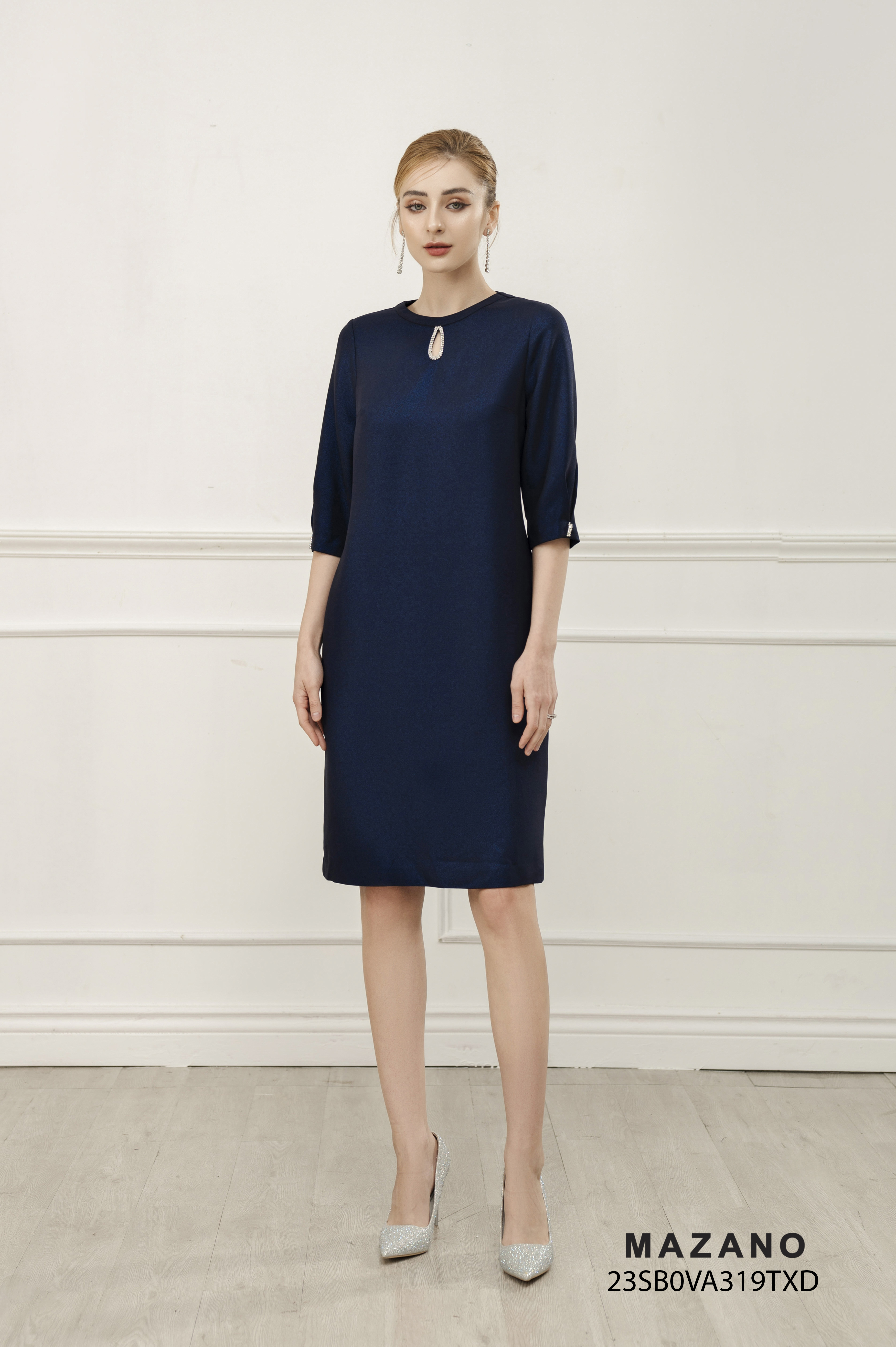 Váy Đầm suông Vải thô Đính đá Cổ tròn Tay lỡ Dài qua gối