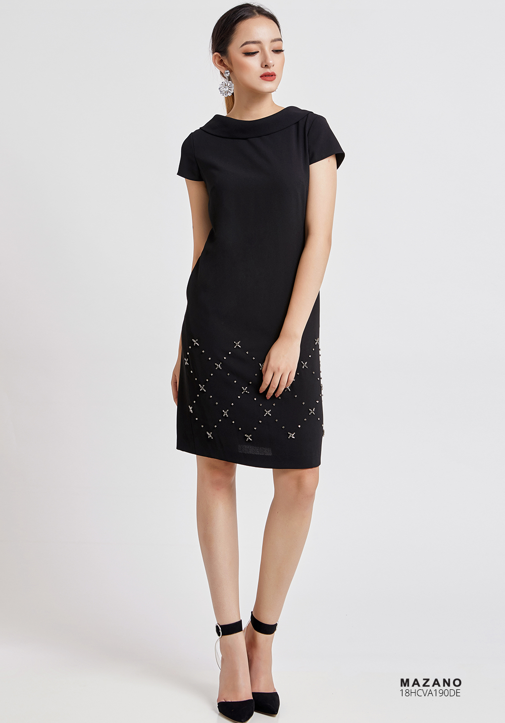 Váy đen cổ nữ hoàng đính đá_thumbnail_0