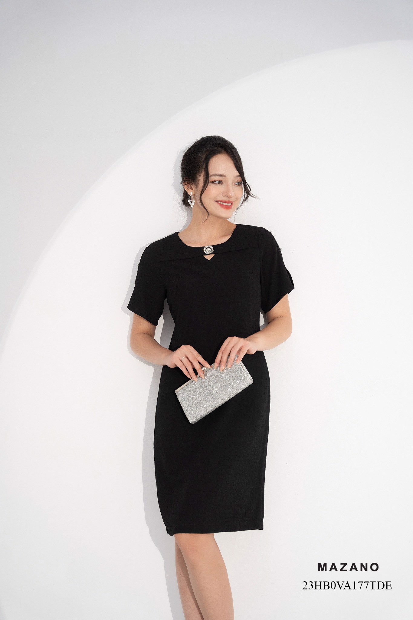 Đầm suông đen cổ đính đá tay cách điệu_thumbnail_3