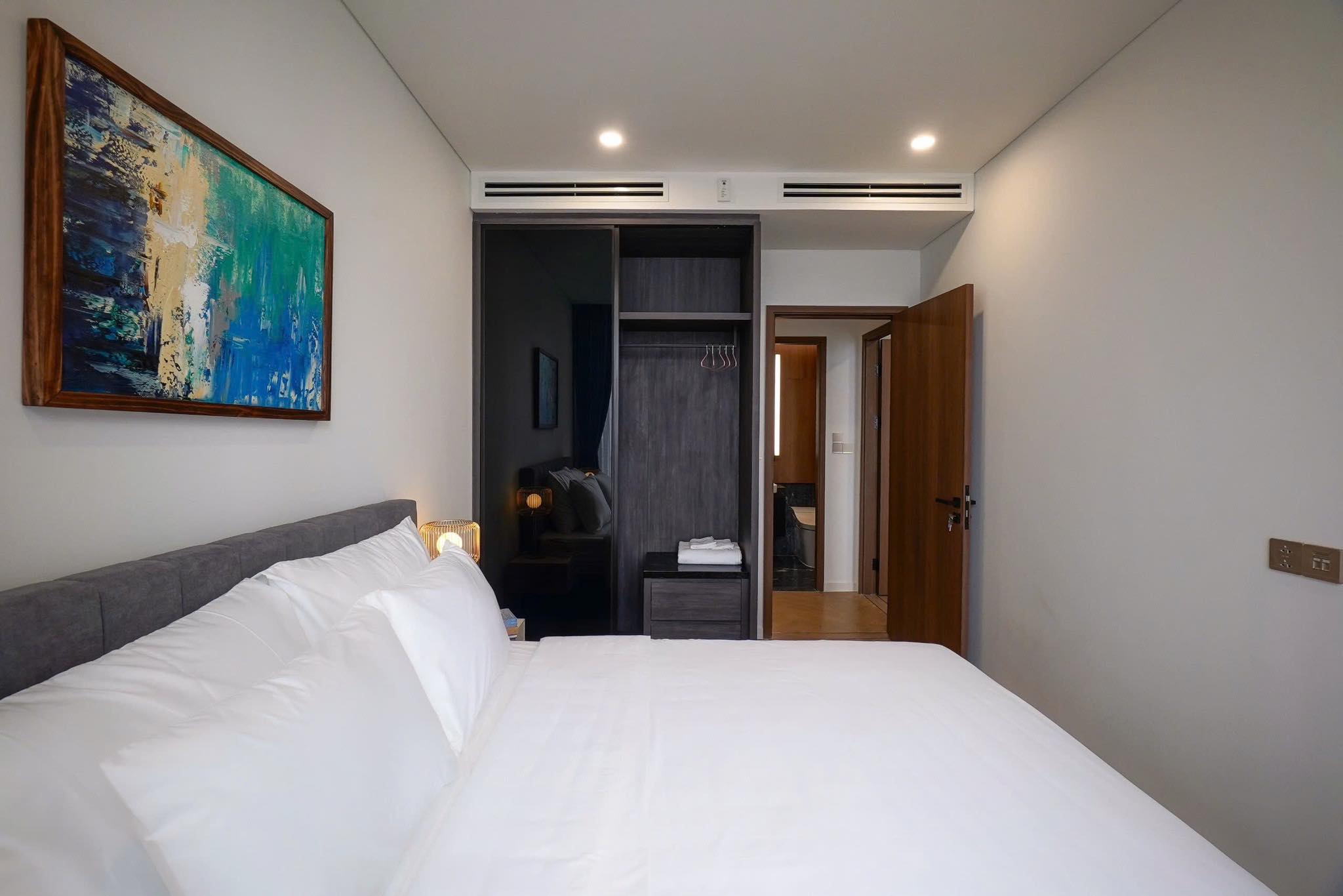 Liên hệ ngay - Chính chủ bán list căn 2PN Lumiere Riverside, nội thất nhập khẩu cao cấp, giá cực rẻ_thumbnail_3