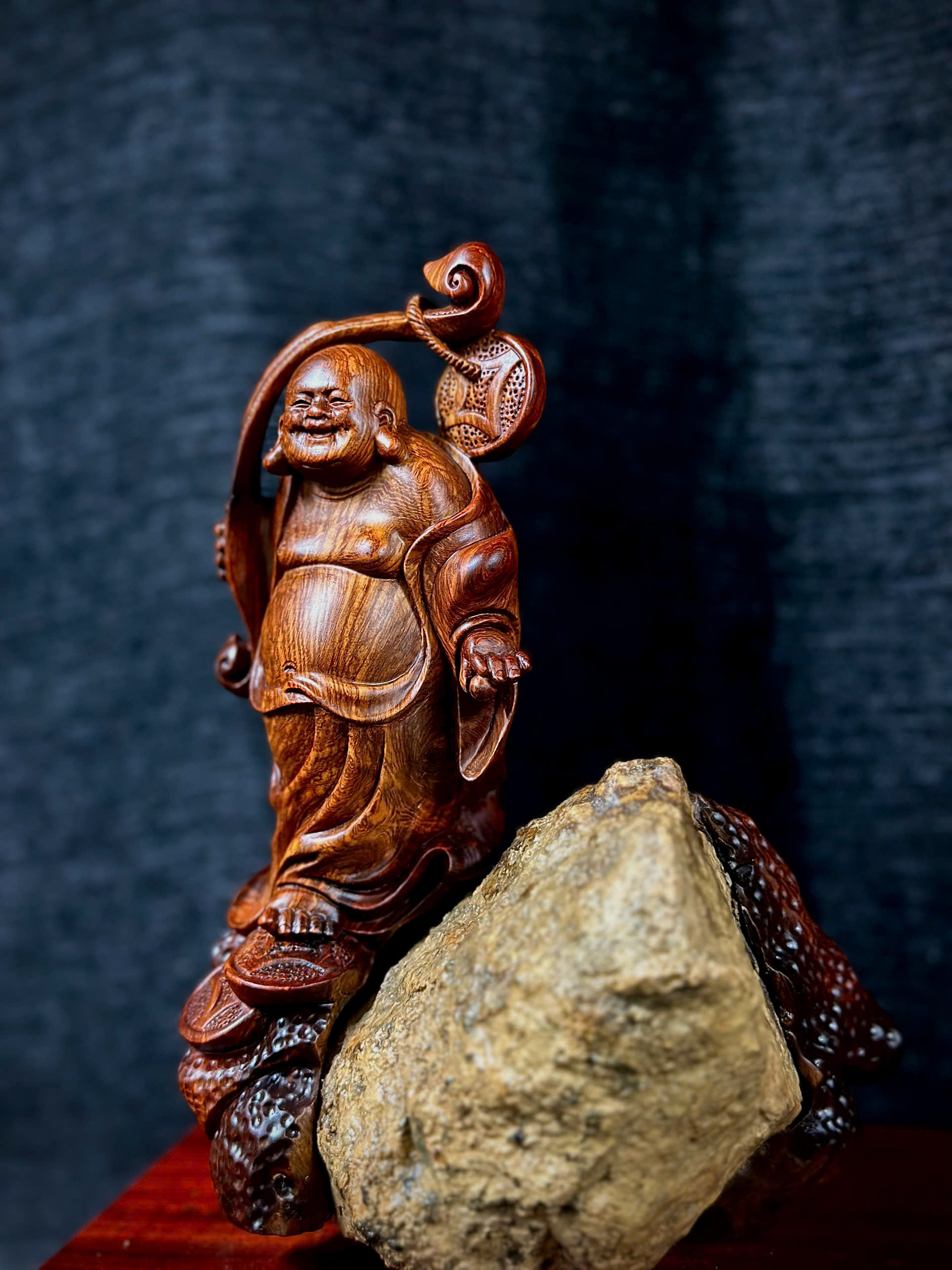  TƯỢNG DI LẶC GÁNH TIỀN - GỖ HƯƠNG ÔM ĐÁ_thumbnail_1