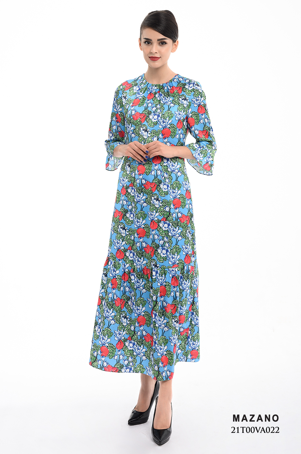 Đầm nền xanh họa tiết tay lỡ loe cách điệu