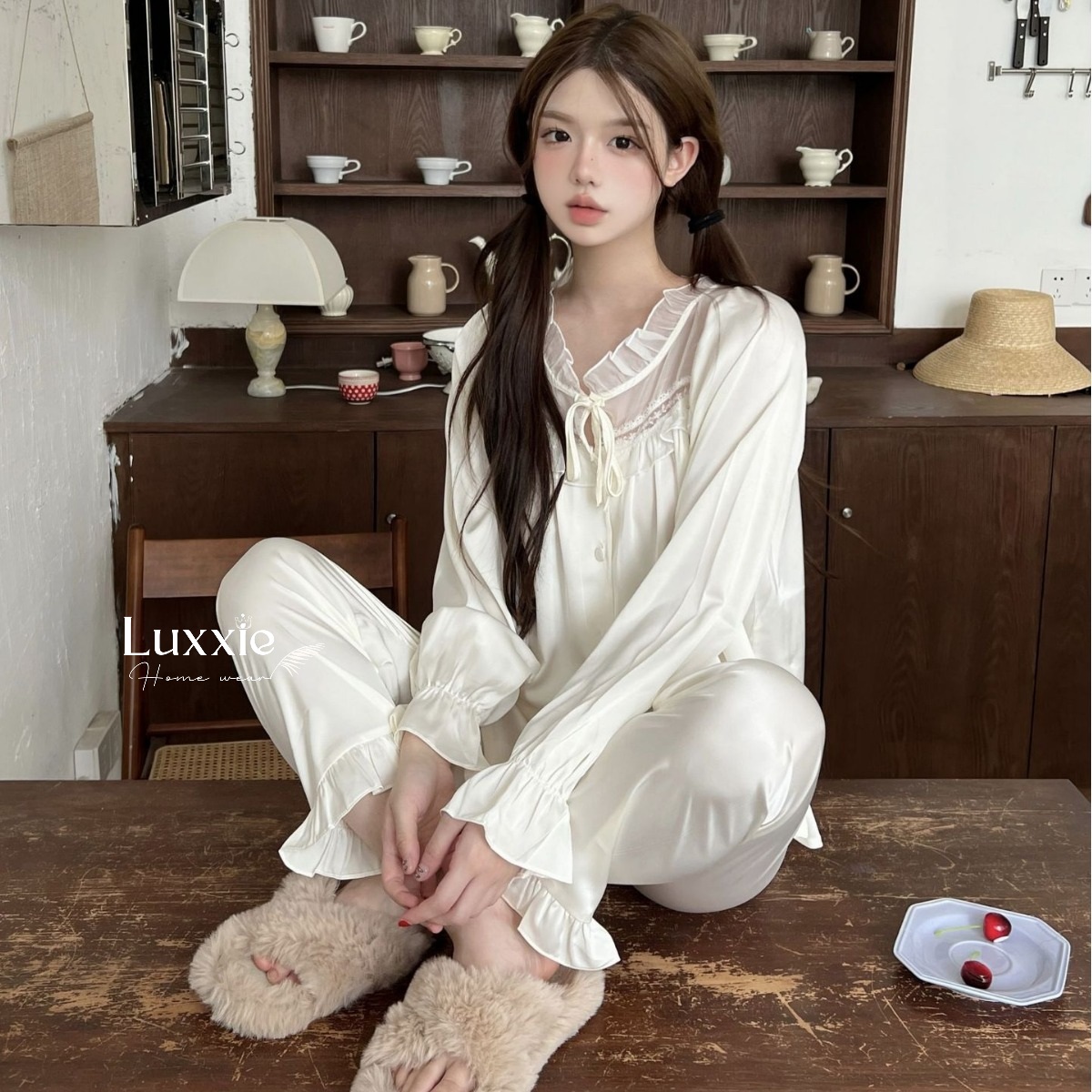 LEDAI09 Pijama lụa cổ ren tiểu thư màu kem