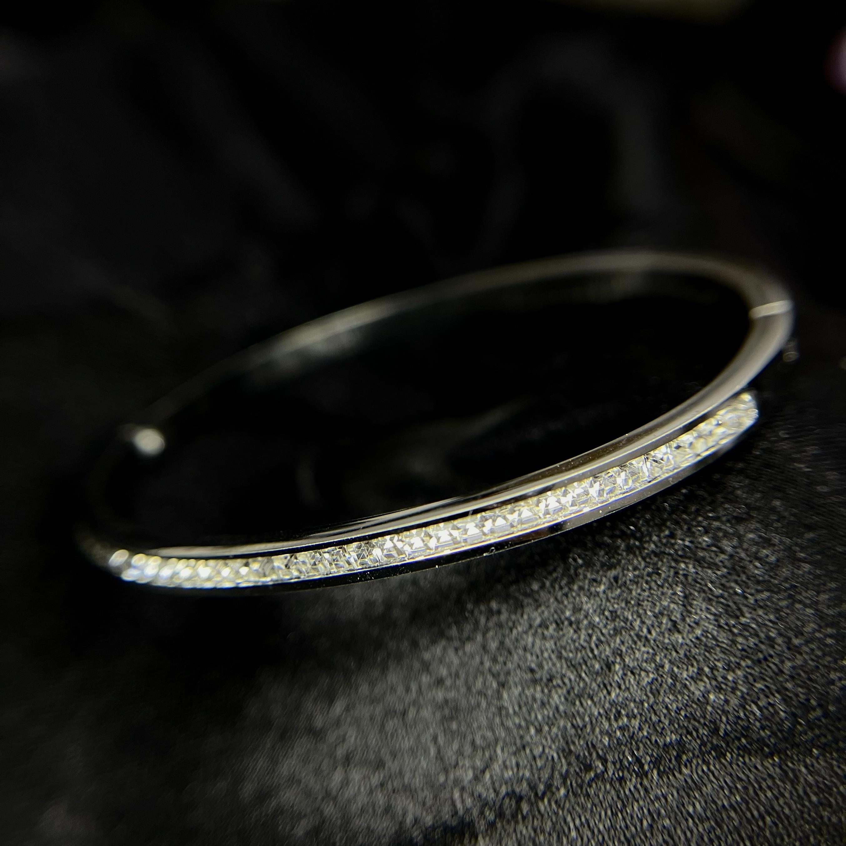 Vòng tay cuff dãy đá vuông trắng.