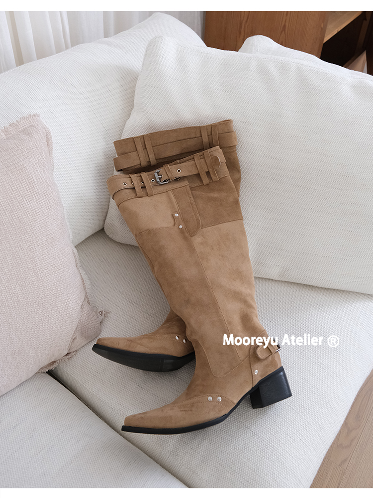 MOOREYU Bốt cao đến đầu gối cho nữ mùa thu đông 2025 bốt mũi nhọn bằng da lộn kaki cho nữ gót dày bốt xếp ly mỏng